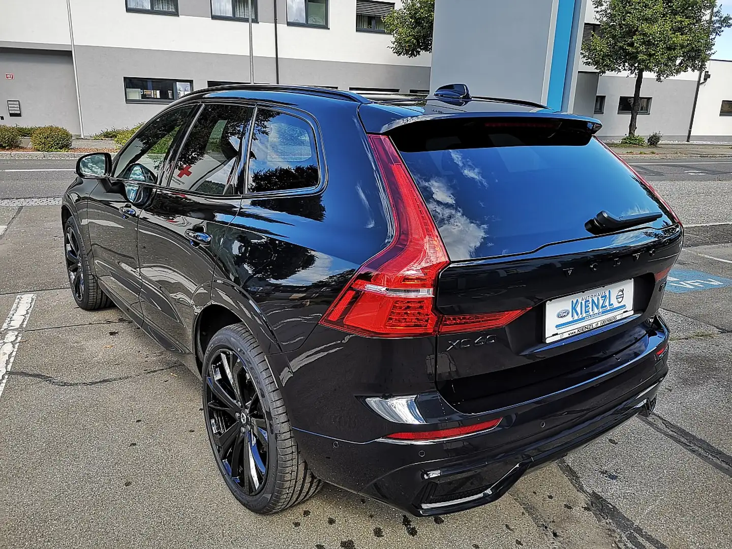 Volvo XC60 B5 AWD Plus Black Edition Geartronic Schwarz - 2
