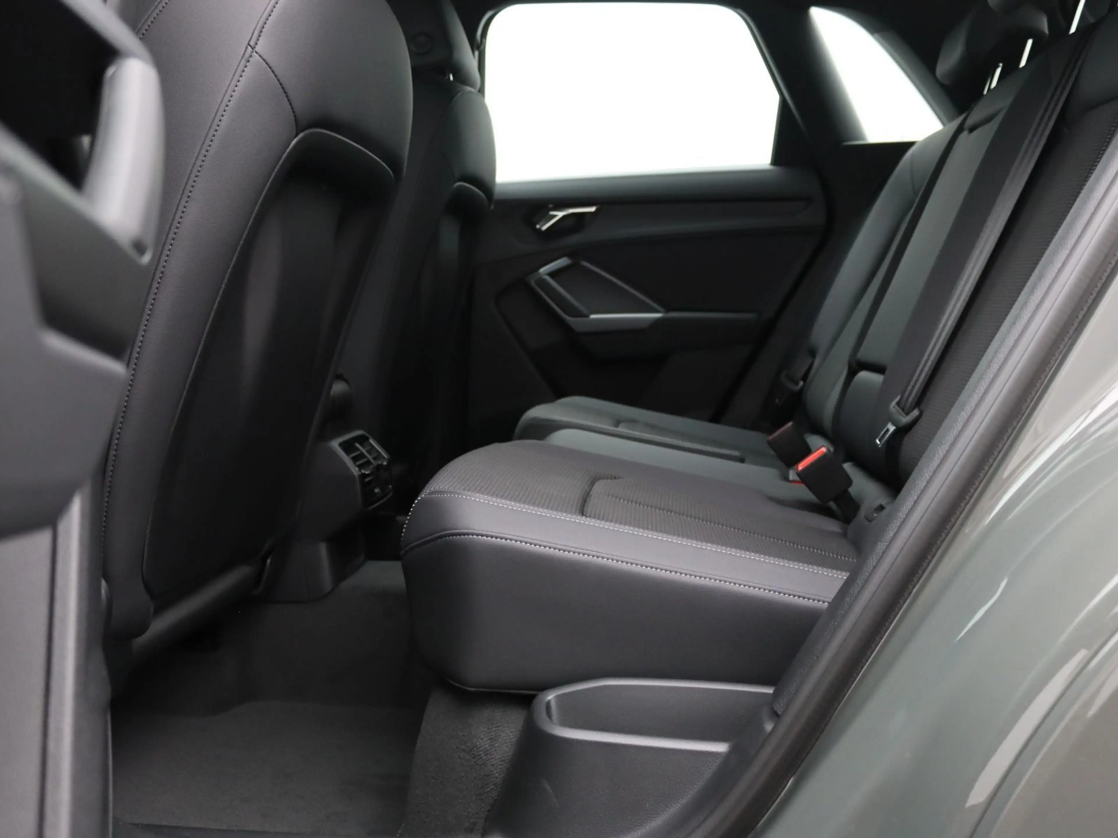 Audi Q3 S-Line 35 TFSI S-tronic / LED, Pano, AHK, RFK — photo 10
