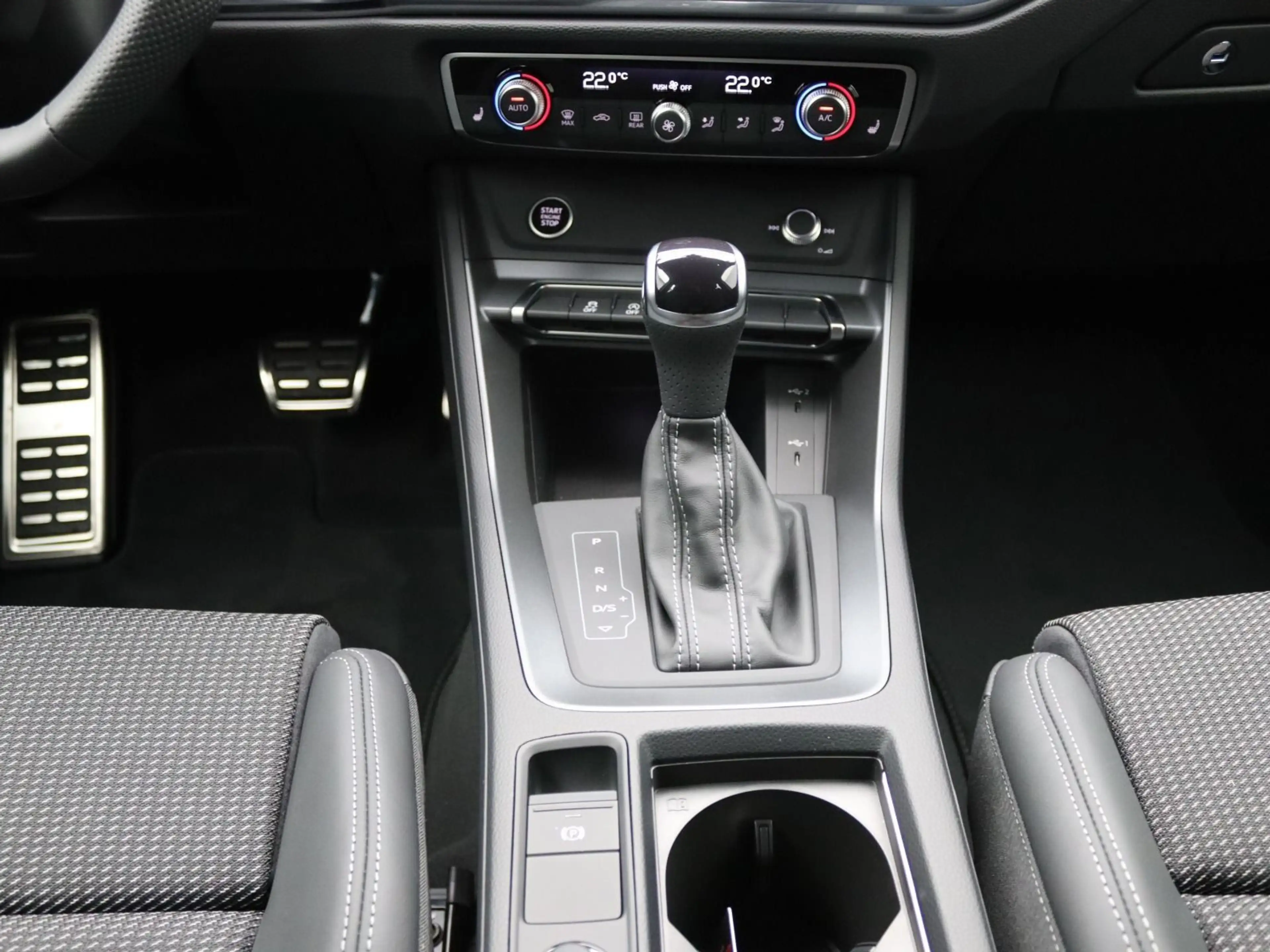 Audi Q3 S-Line 35 TFSI S-tronic / LED, Pano, AHK, RFK — photo 14