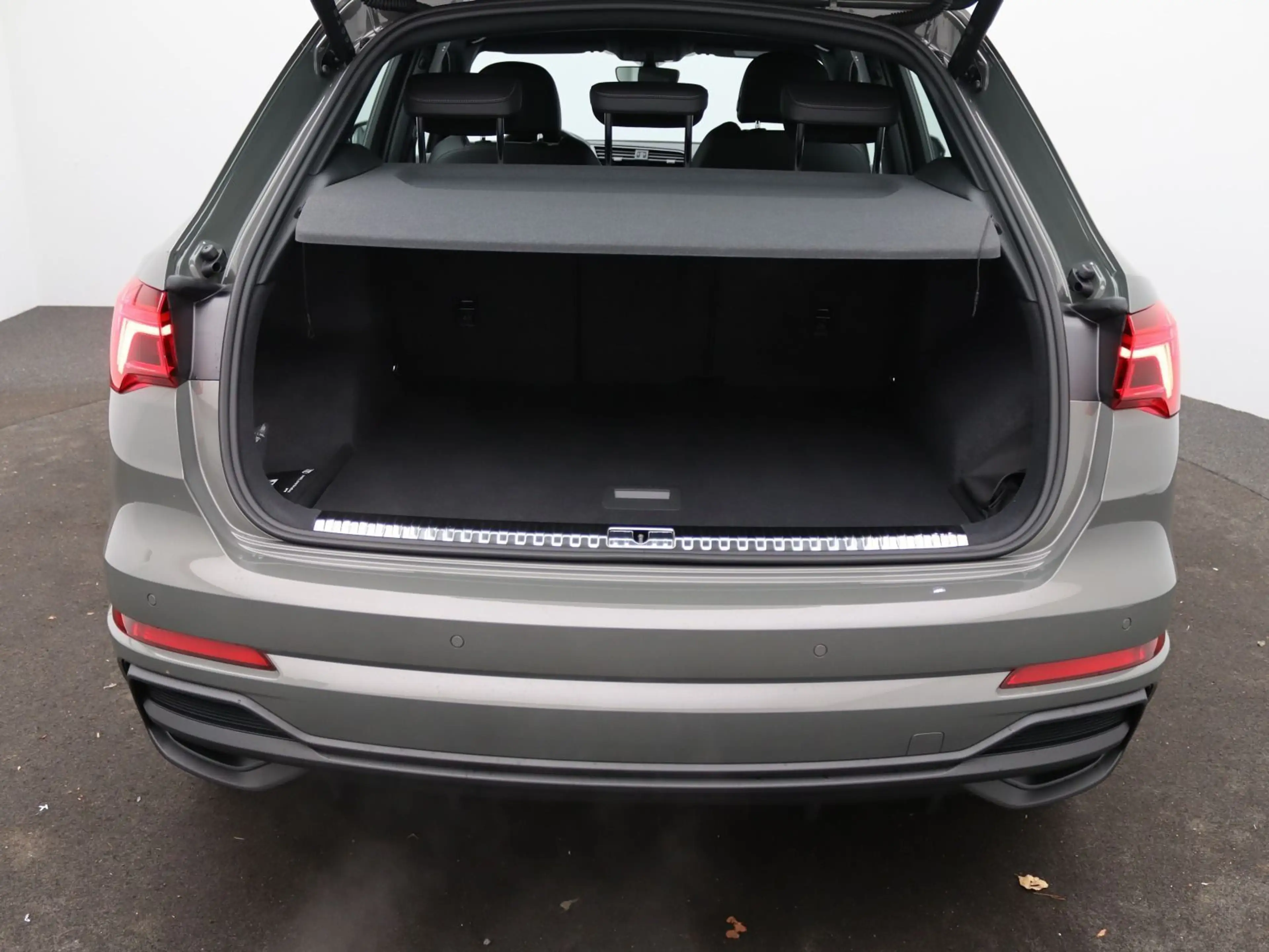 Audi Q3 S-Line 35 TFSI S-tronic / LED, Pano, AHK, RFK — photo 8