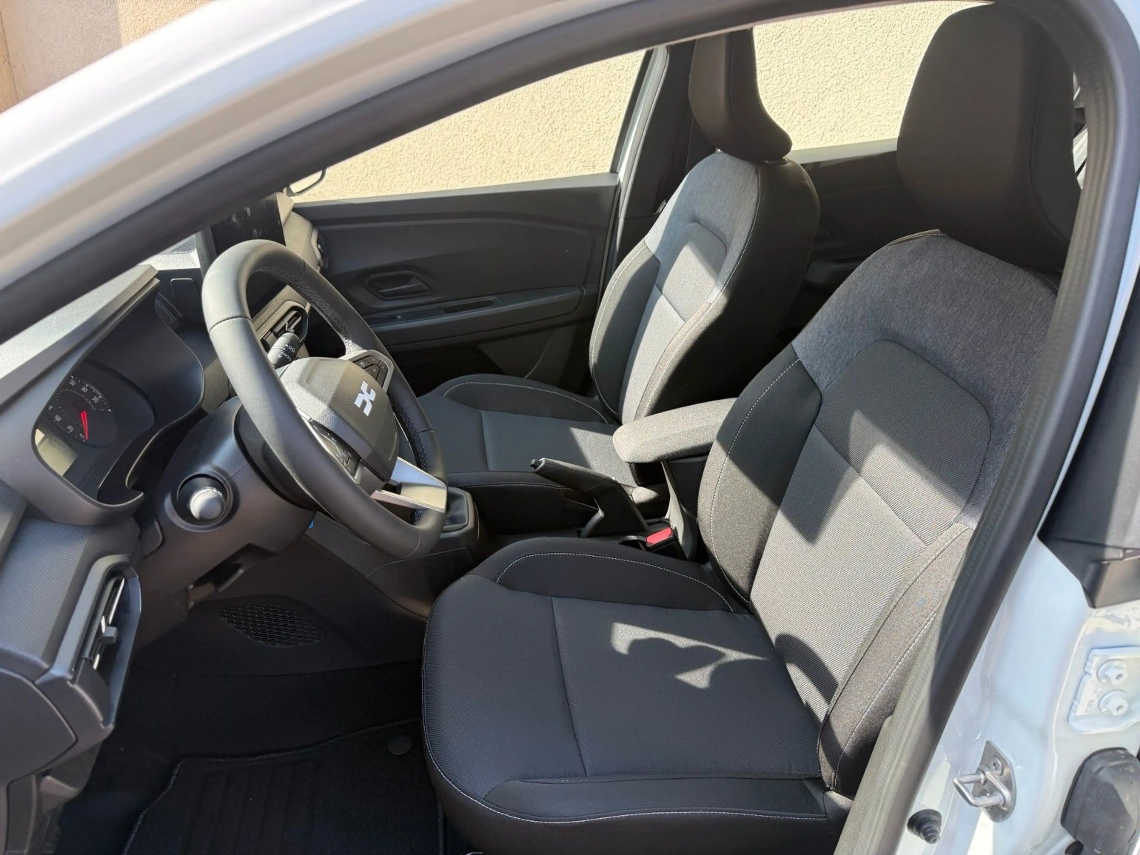 Dacia Sandero TCe 100 Essential — photo 7