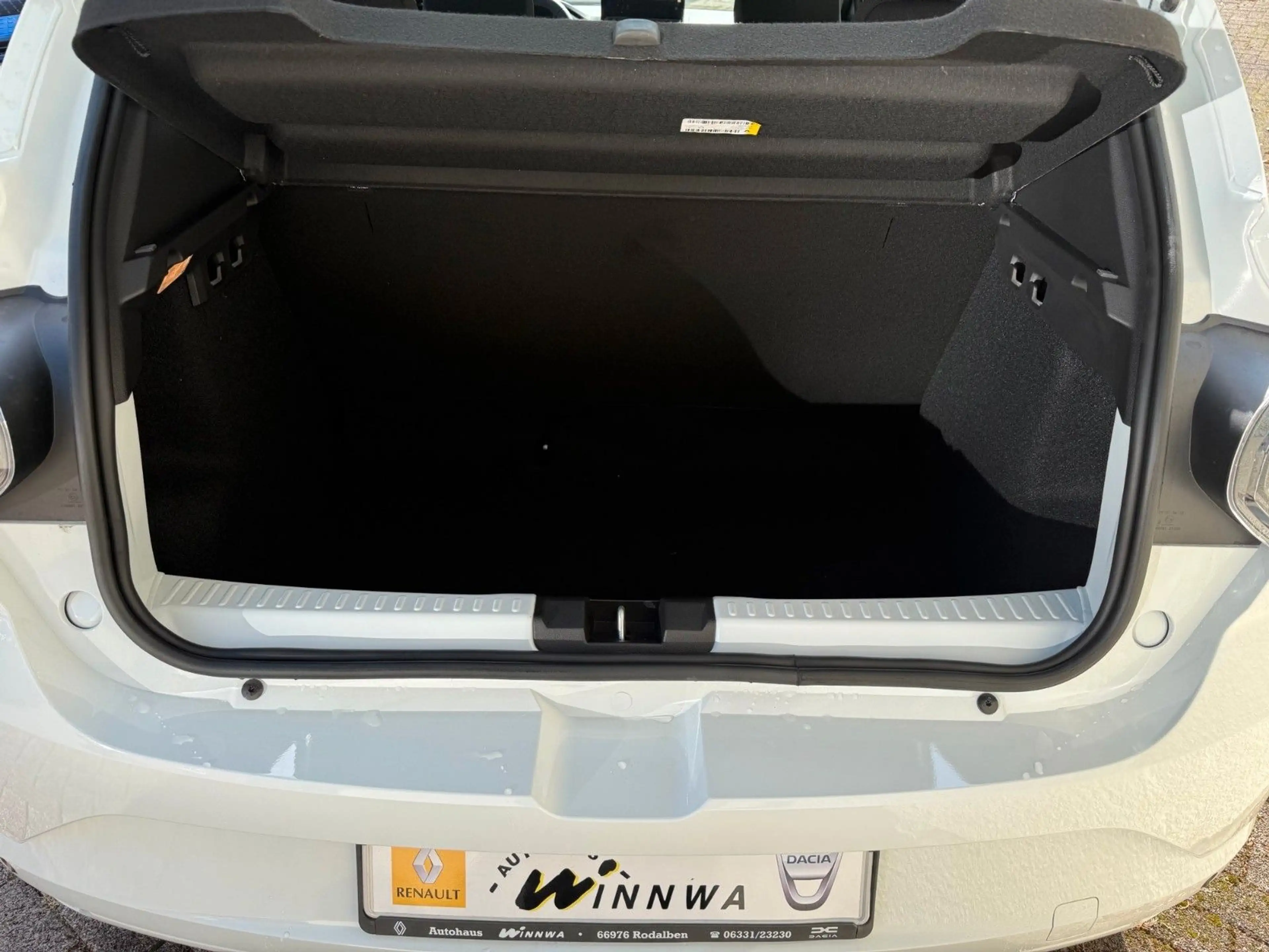 Dacia Sandero TCe 100 Essential — photo 9