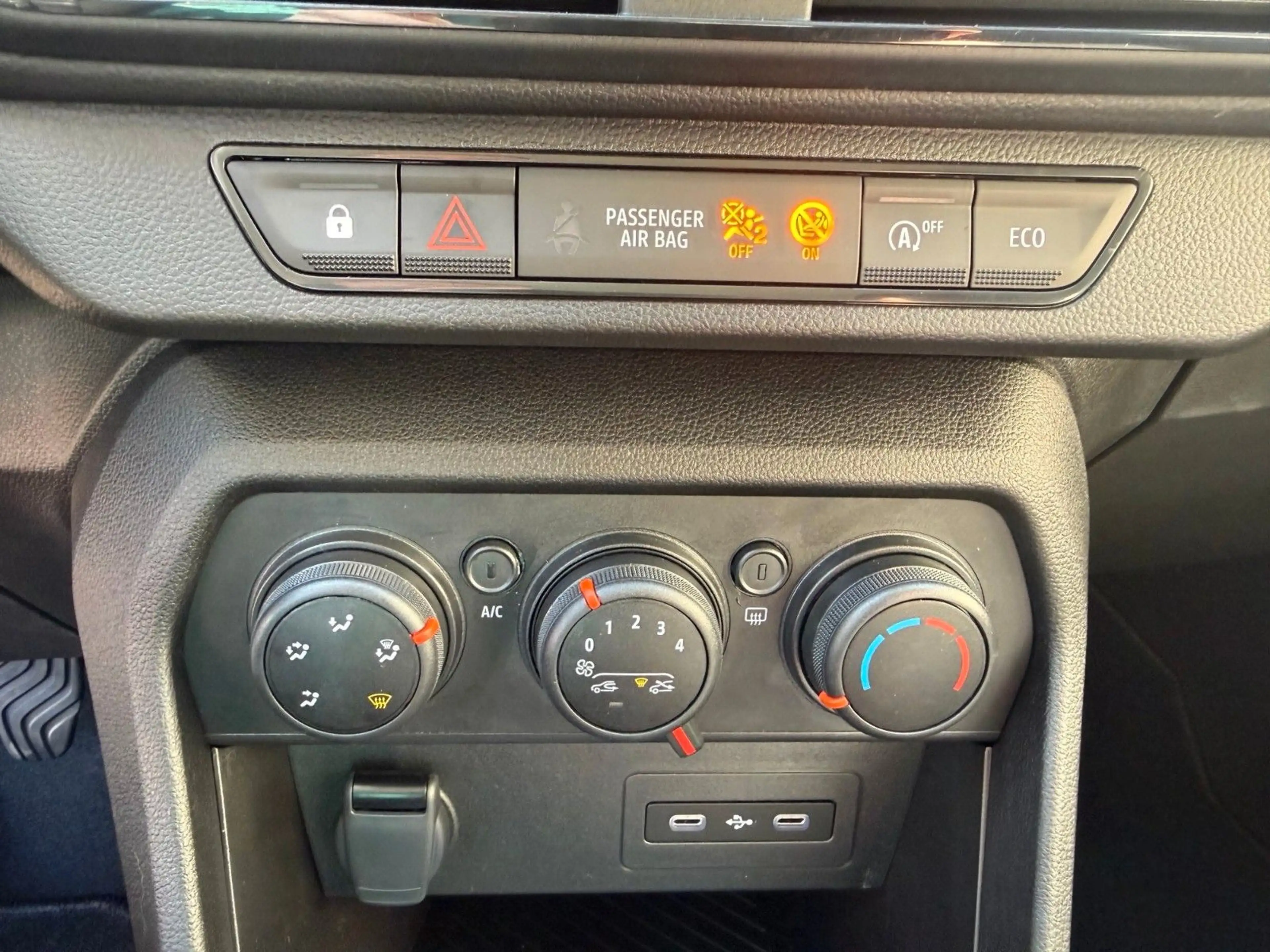 Dacia Sandero TCe 100 Essential — photo 12