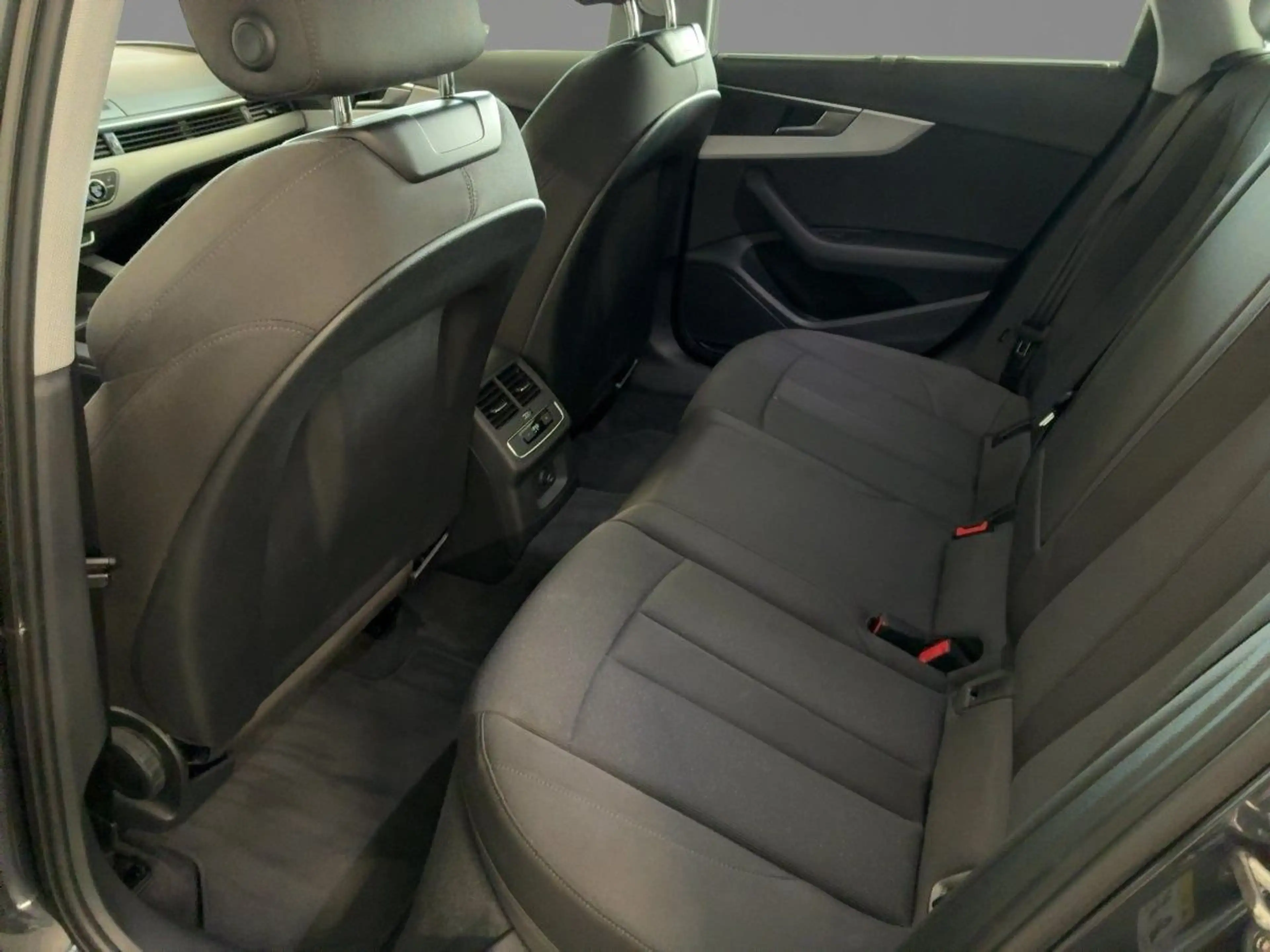 Audi A4 40 TFSI S tronic advanced AHK DAB PDC S — photo 7