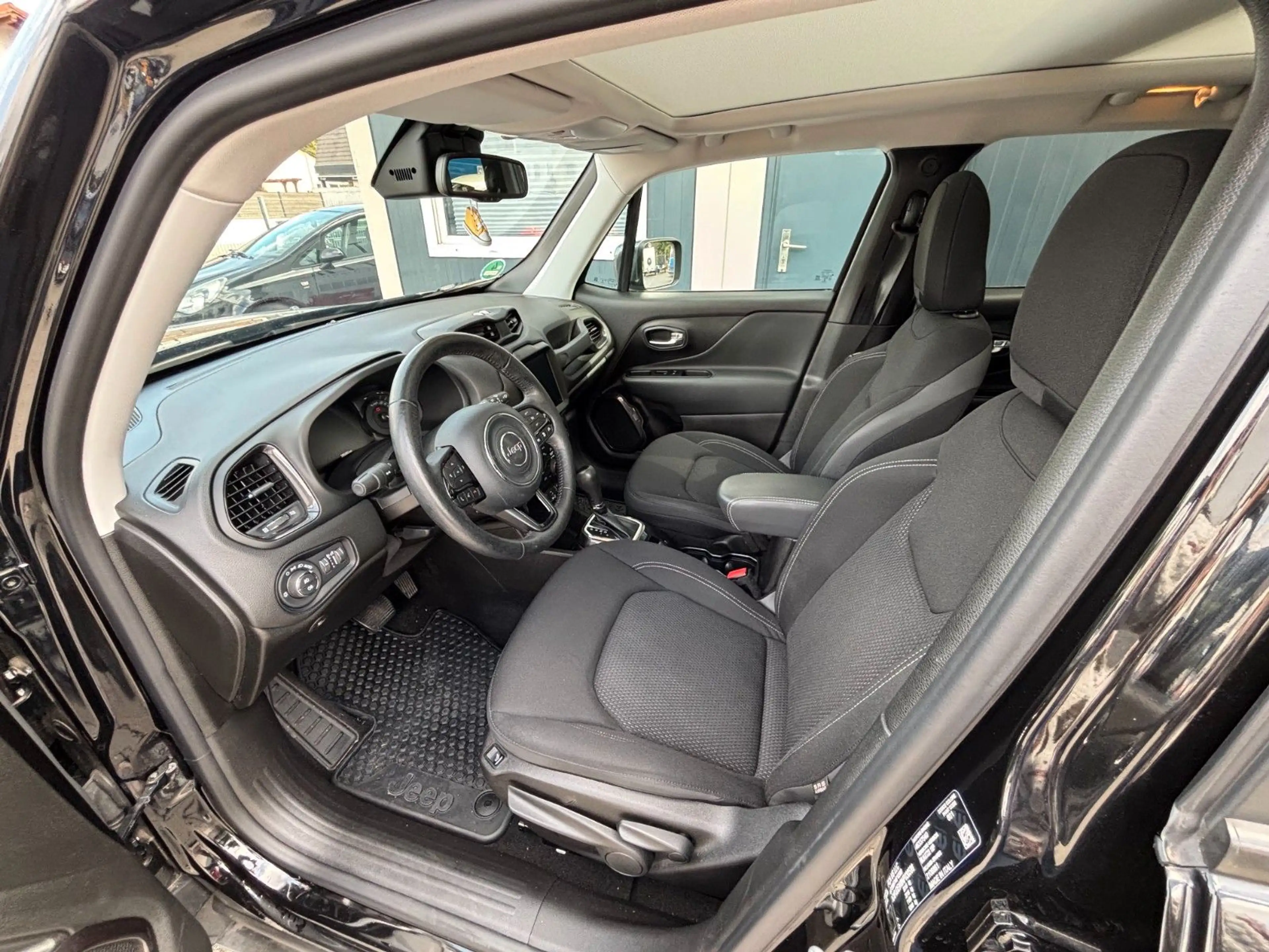 Jeep Renegade S Plug-In-Hybrid Plus 4xe — photo 8
