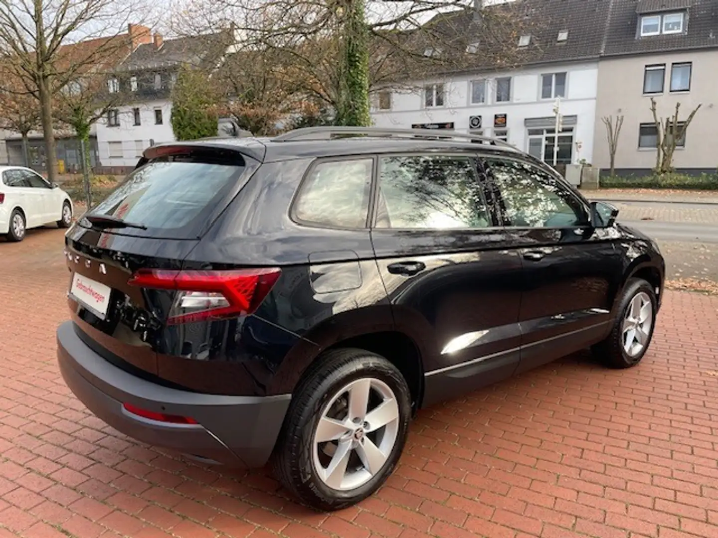 Skoda Karoq Ambition 1,0 TSI *DAB+*SHZ*PDC*Alu* Schwarz - 2