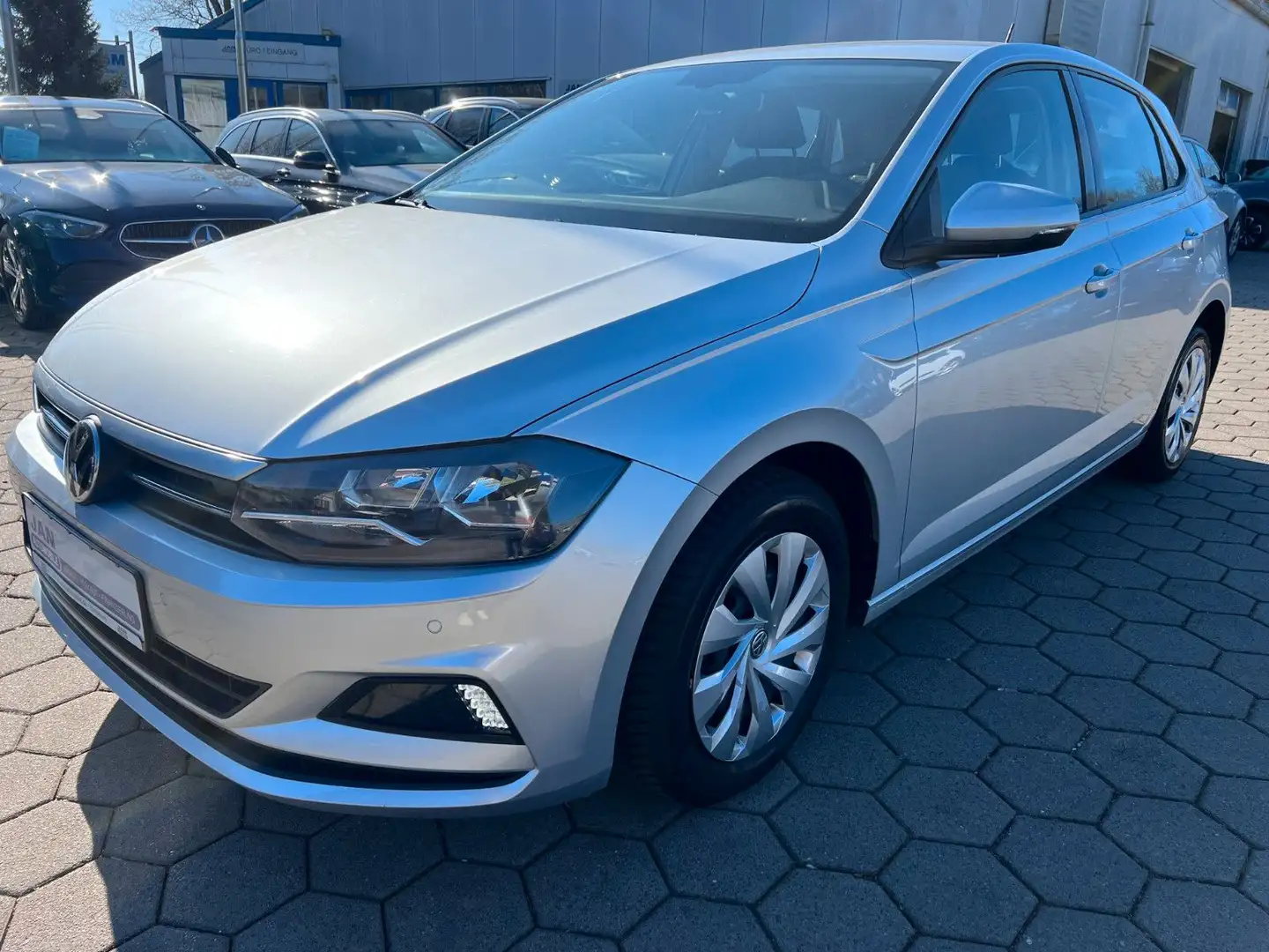 Volkswagen Polo VI Comfortline PDC Navi Totwinkelass. Silber - 1