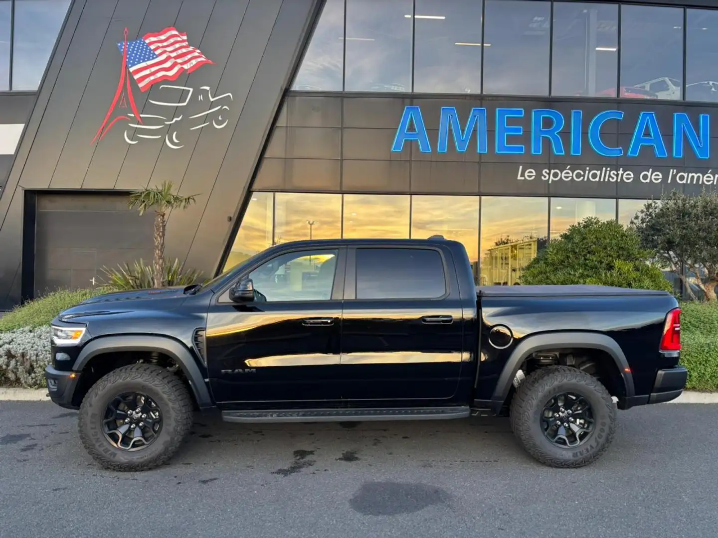 Dodge RAM 1500 CREW RHO Schwarz - 2