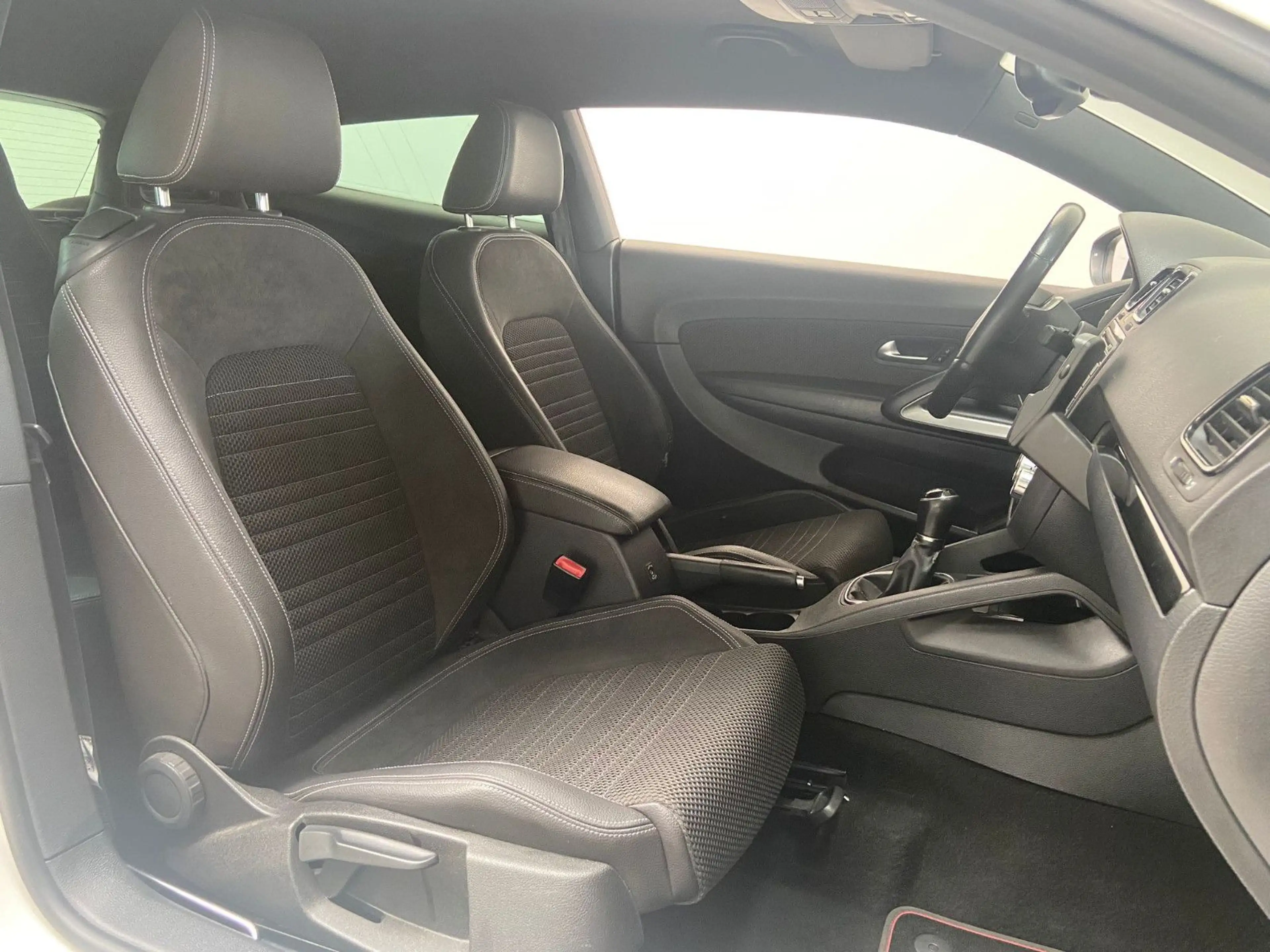 Volkswagen Scirocco 2.0 TSI Bi-Xen Navi TEC-Felgen SHZ PDC — photo 10