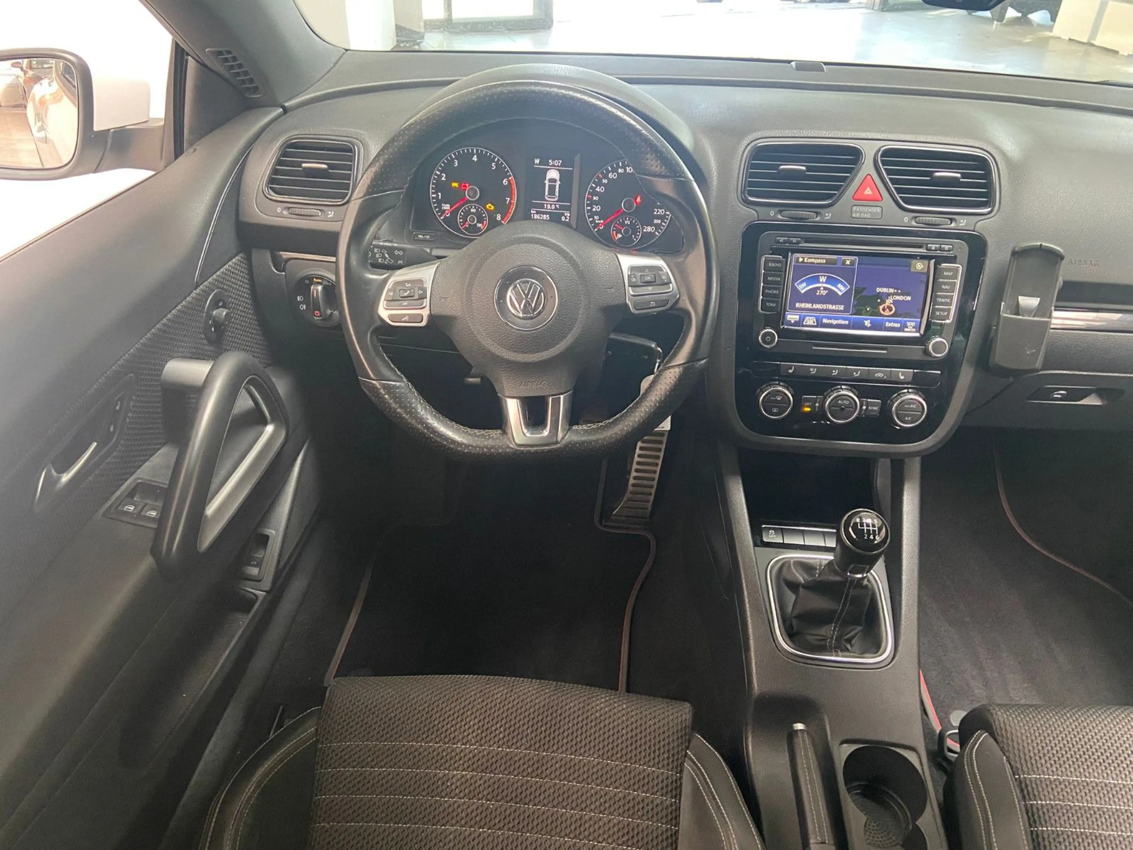 Volkswagen Scirocco 2.0 TSI Bi-Xen Navi TEC-Felgen SHZ PDC — photo 14