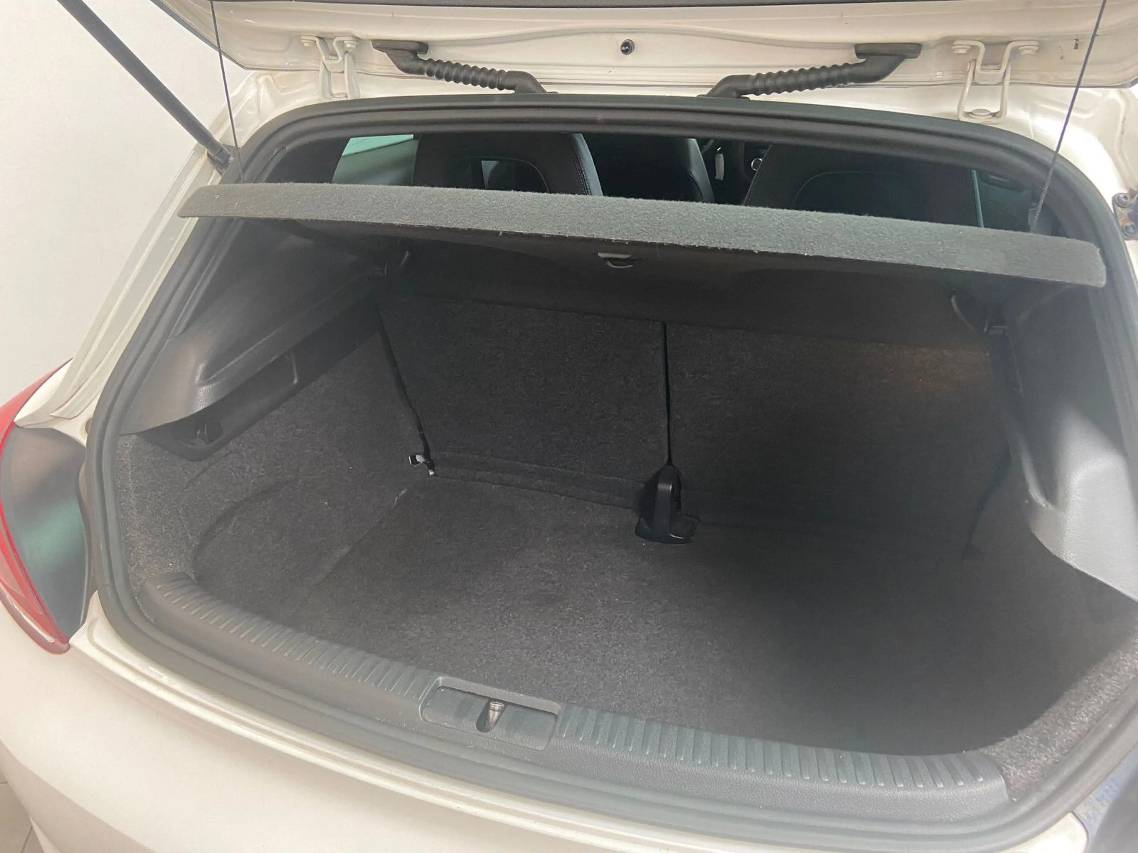 Volkswagen Scirocco 2.0 TSI Bi-Xen Navi TEC-Felgen SHZ PDC — photo 6