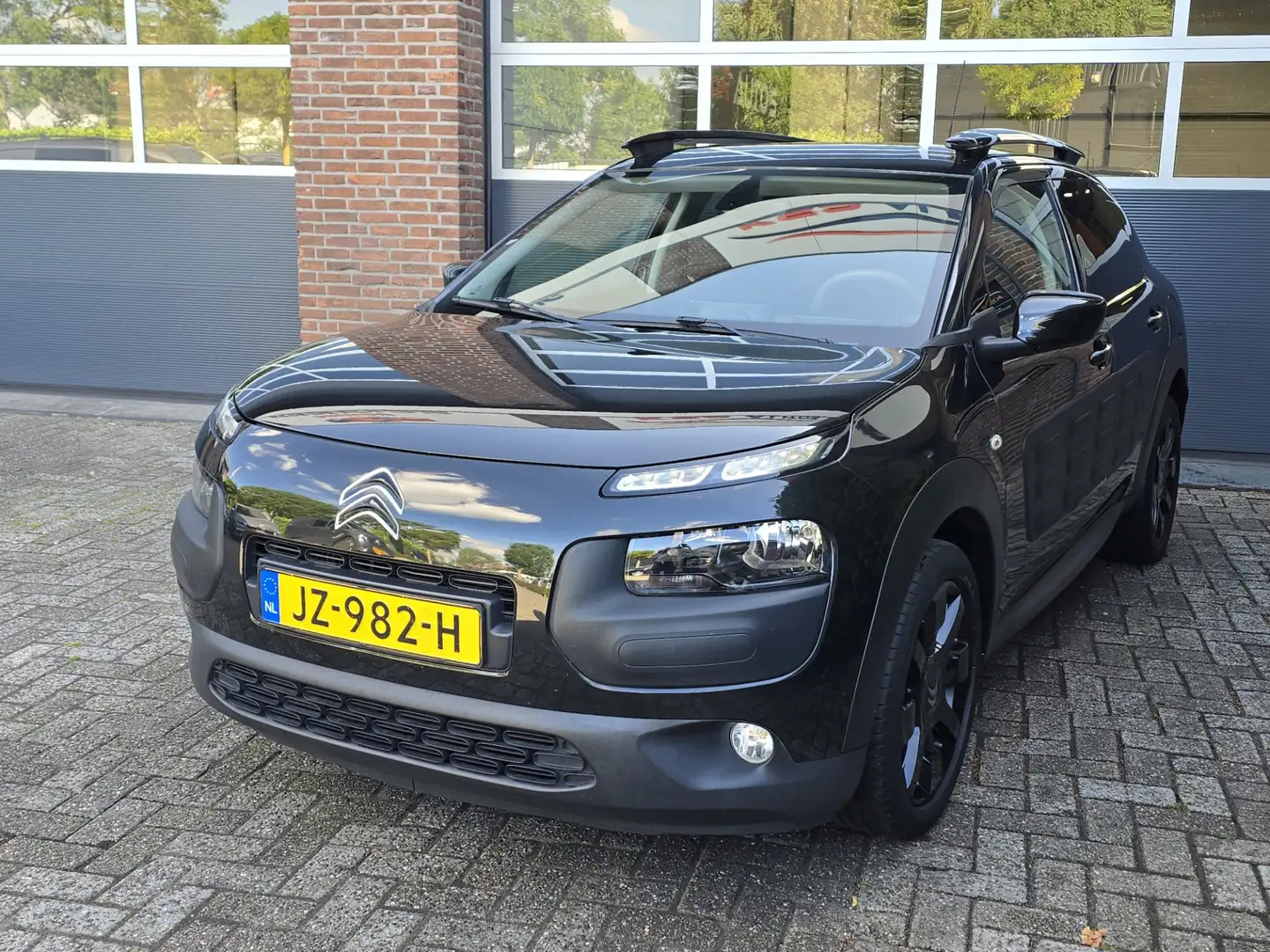 Citroen C4 Cactus 1.2 PureTech Shine Nap |Leer |Cruise |Navi Zwart - 1