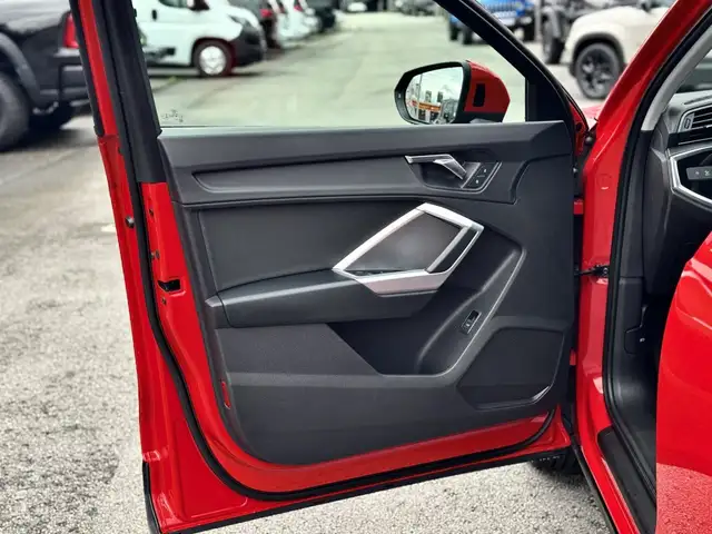 Audi Q3 view 9