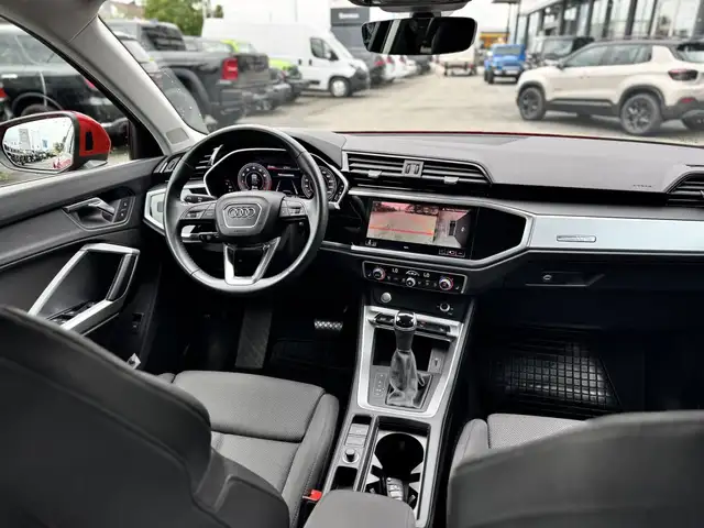 Audi Q3 view 11