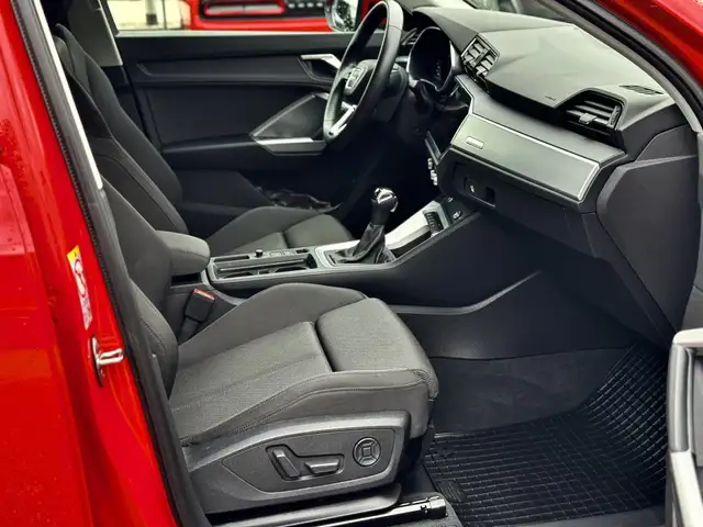 Audi Q3 view 8