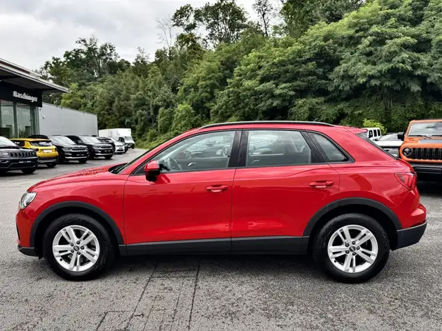 Audi Q3 view 3