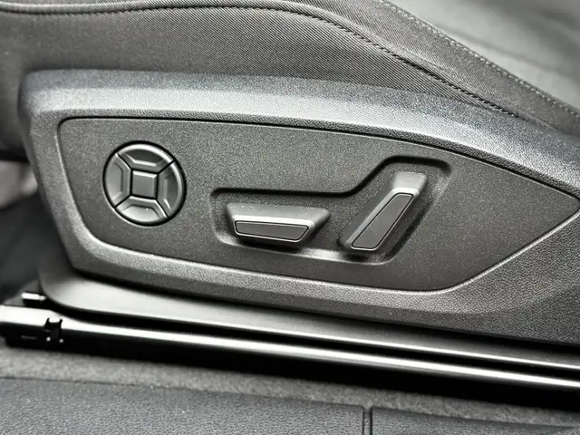 Audi Q3 view 10