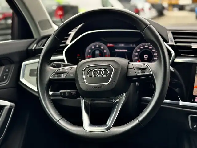 Audi Q3 view 12