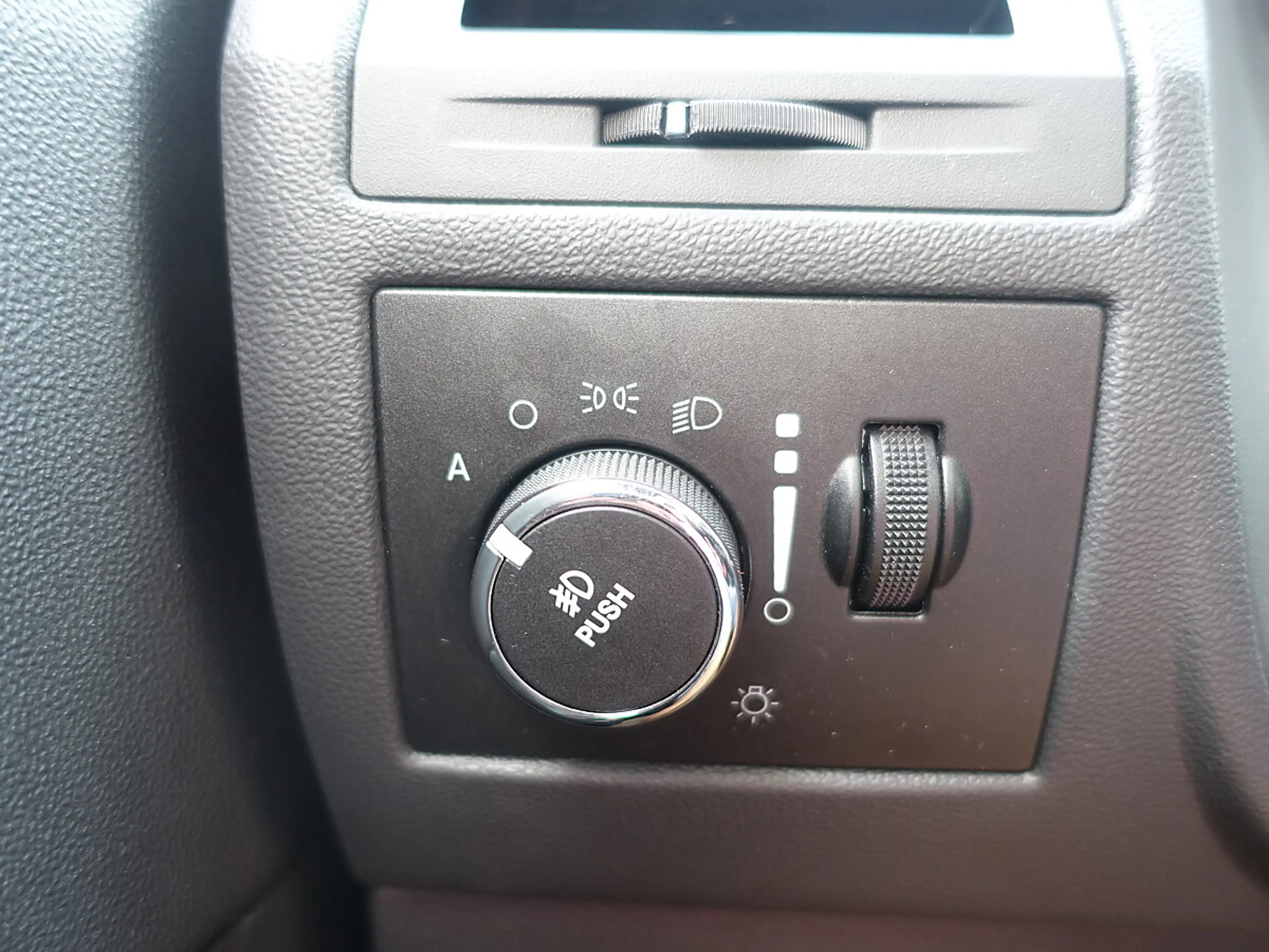 Dodge Challenger — photo 13
