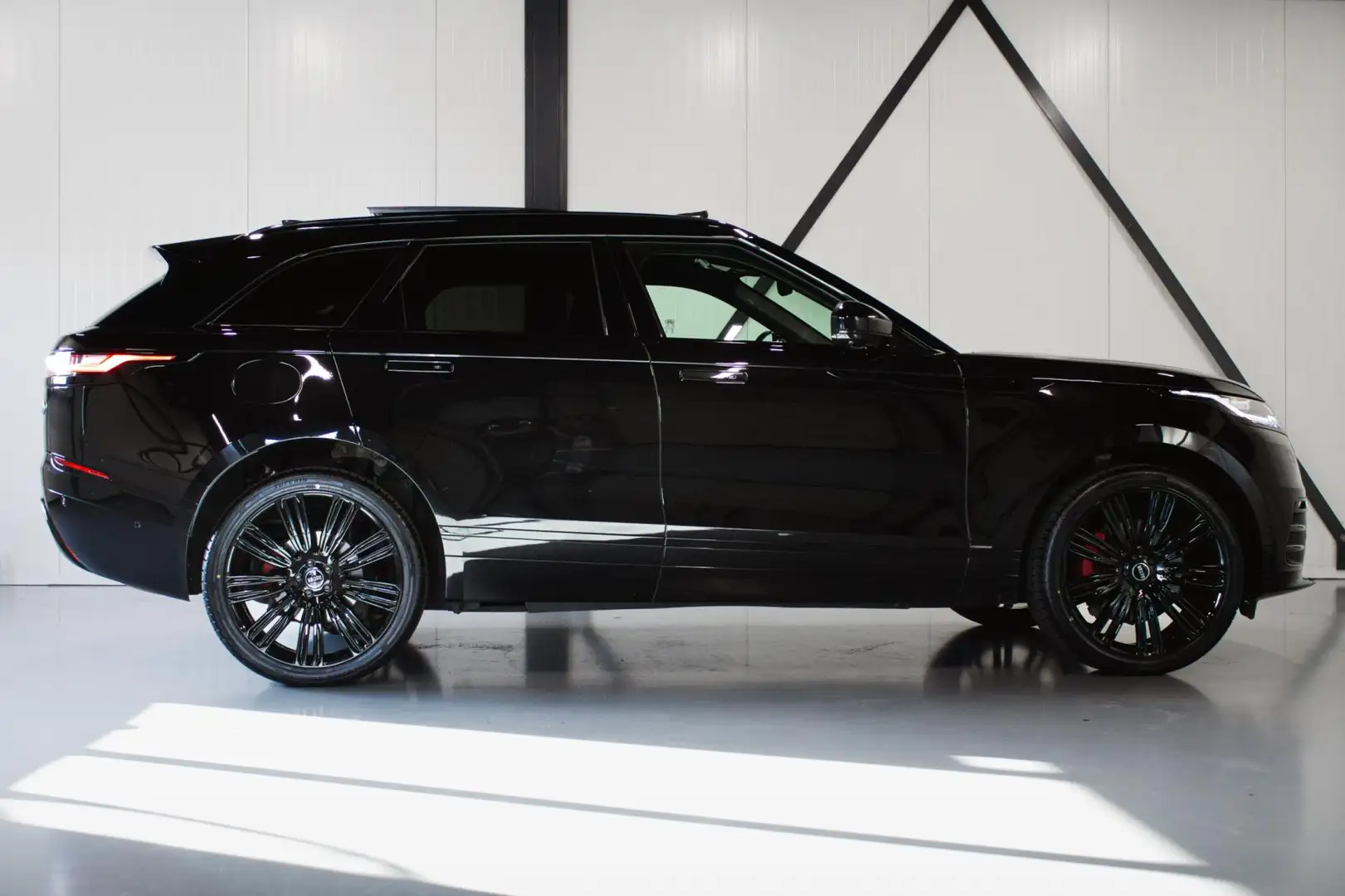 Land Rover Range Rover Velar P400e | 22" | PANO | BLACKED OUT | 1ste Eigenaar | Zwart - 2