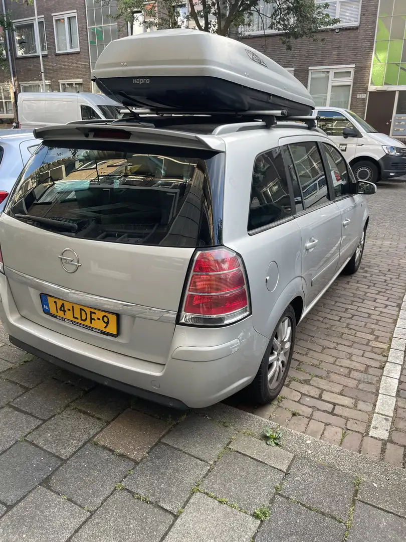 Opel Zafira 2.2 Cosmo Grijs - 2