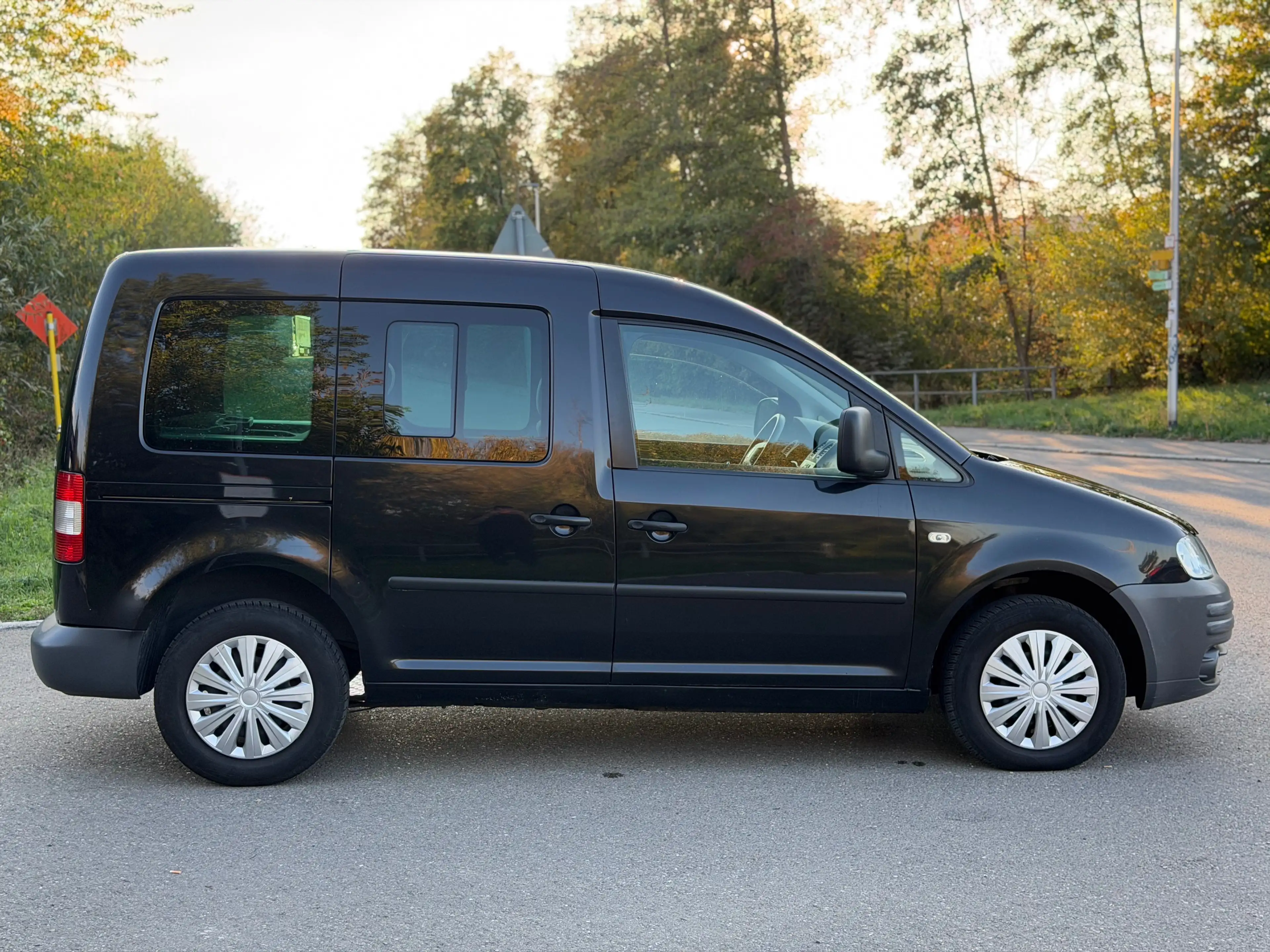 Volkswagen Caddy 1.6 Klima | 7 Sitzer | TÜV 06/2028 — photo 7