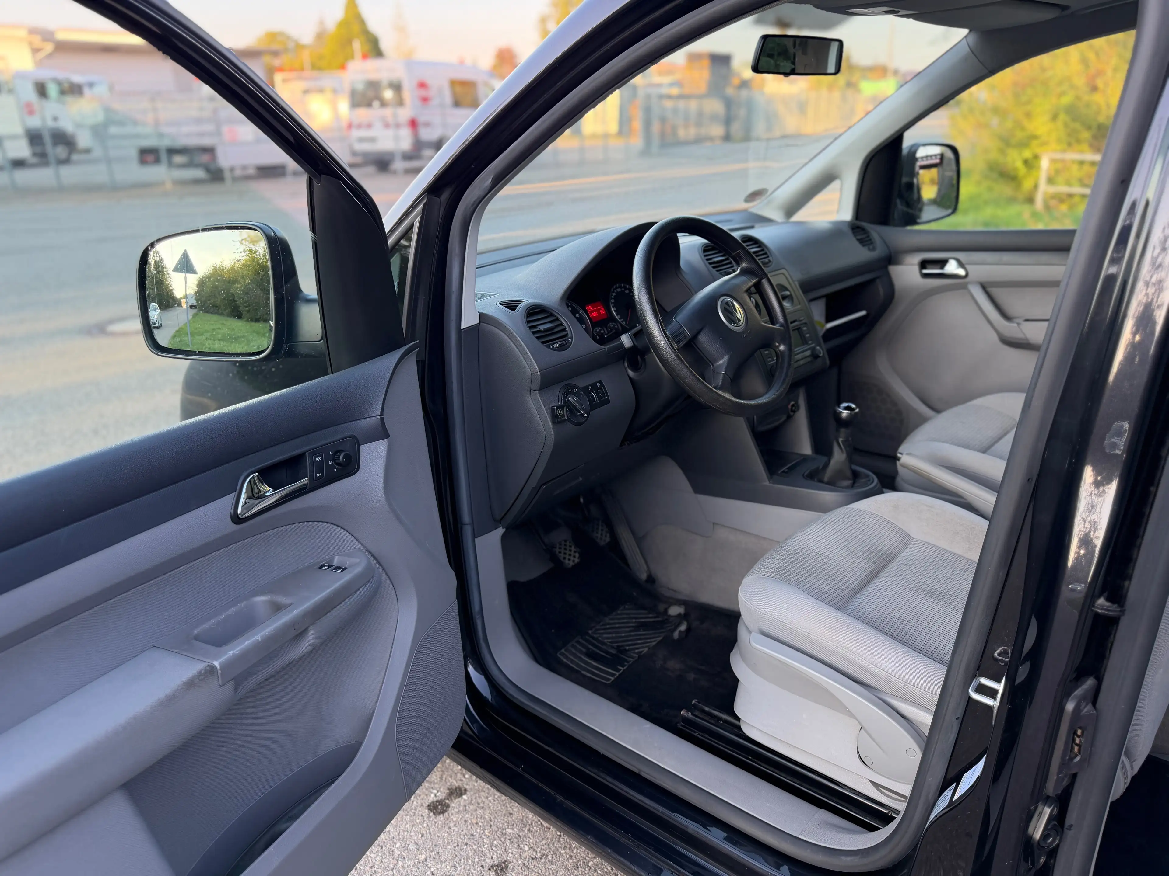 Volkswagen Caddy 1.6 Klima | 7 Sitzer | TÜV 06/2028 — photo 12