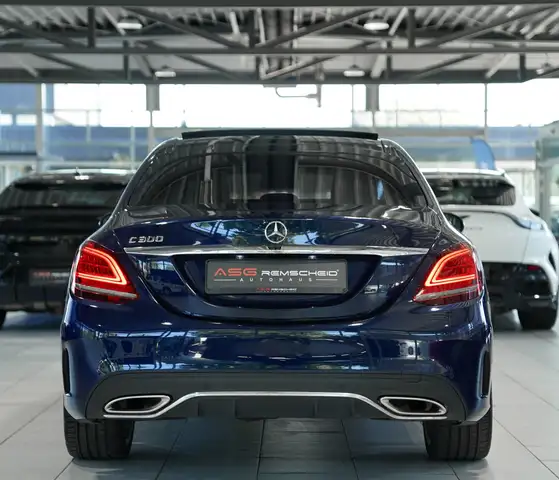 Mercedes-Benz 300 view 9