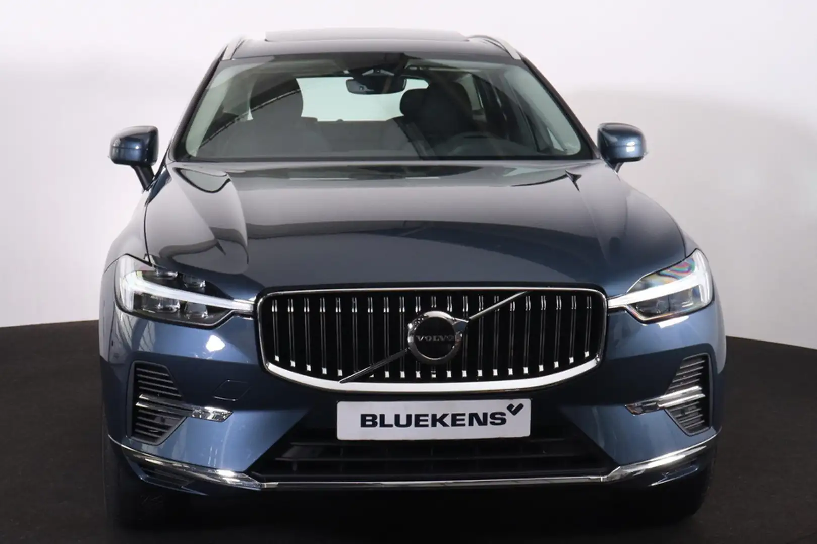 Volvo XC60 T6 Recharge AWD Essential Edition Bright - Panoram Blauw - 2