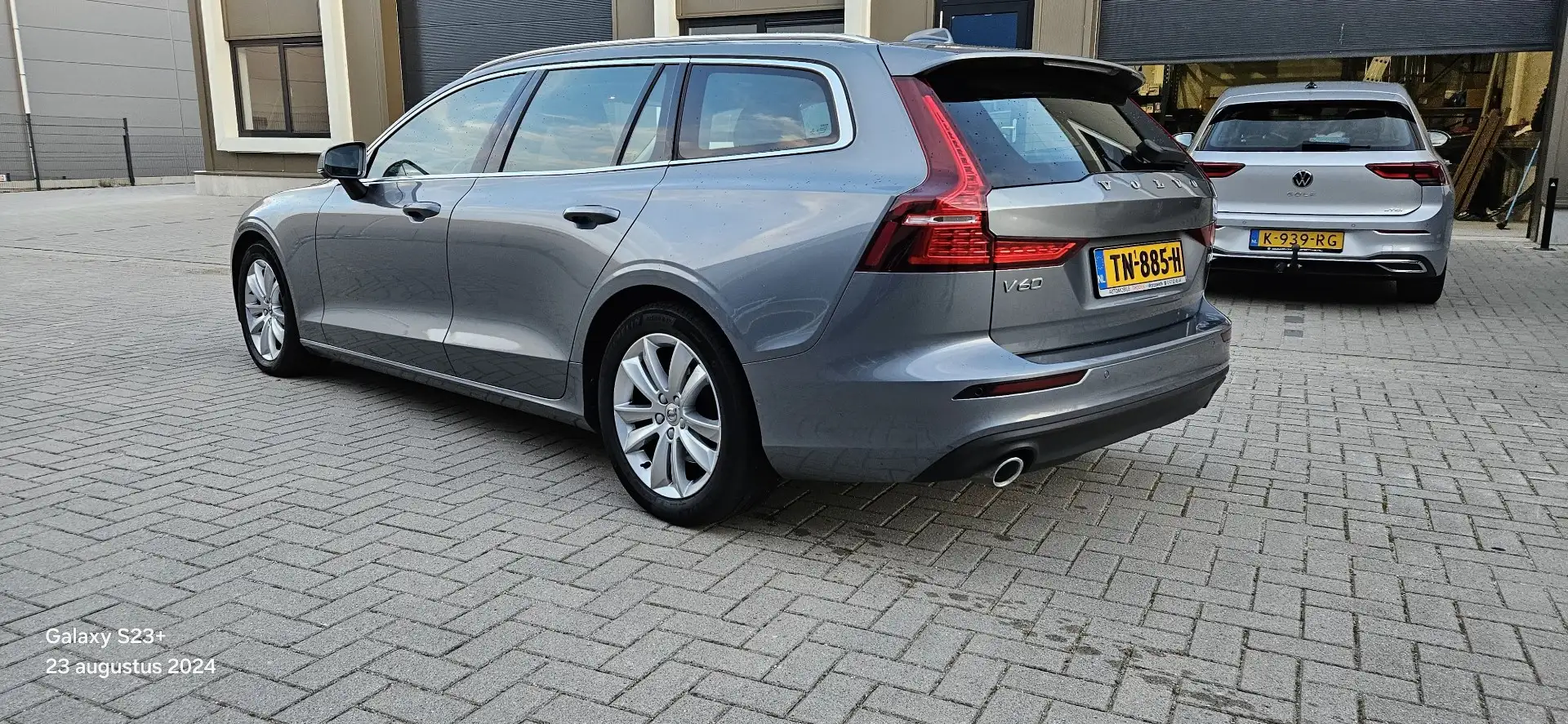 Volvo V60 2.0 D4 Momentum Automaat Grijs - 1