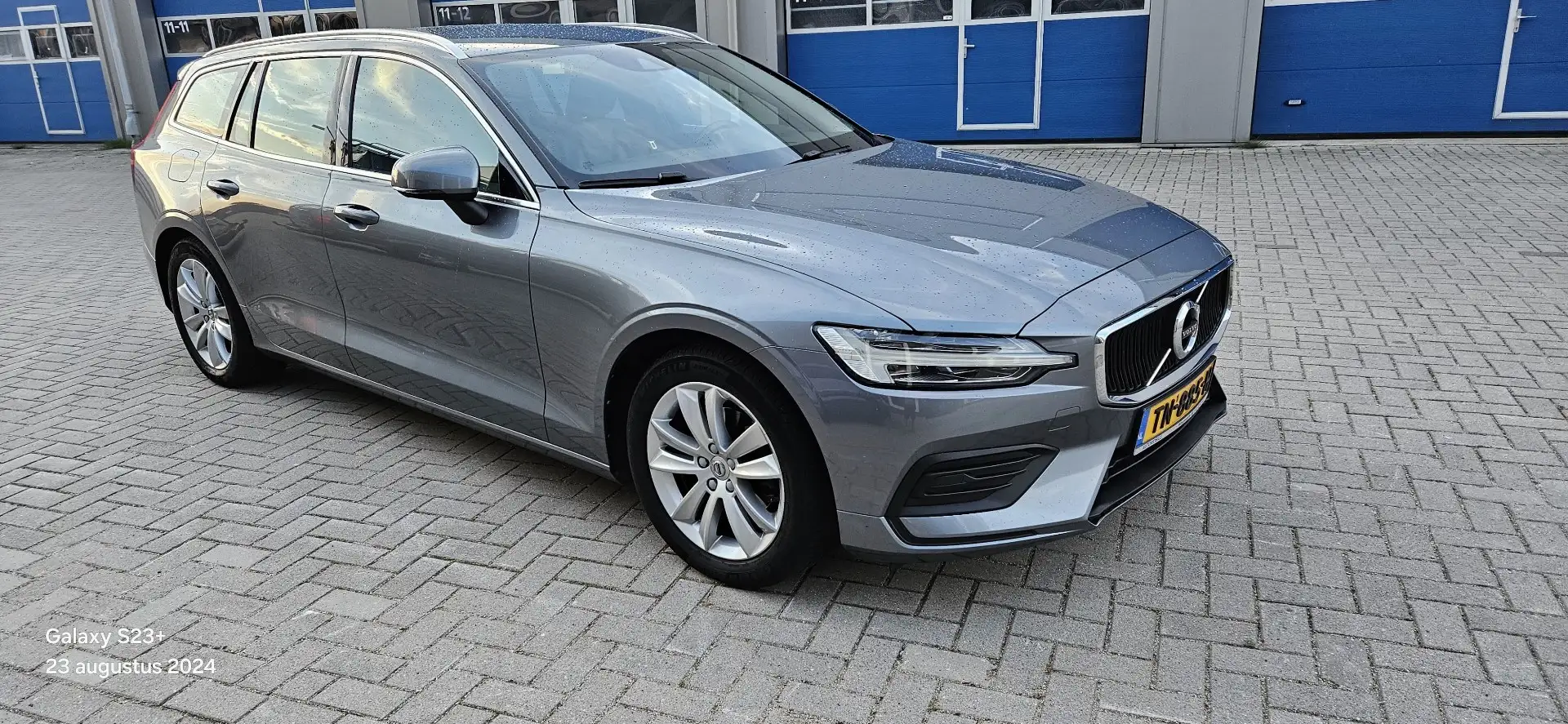 Volvo V60 2.0 D4 Momentum Automaat Grijs - 2