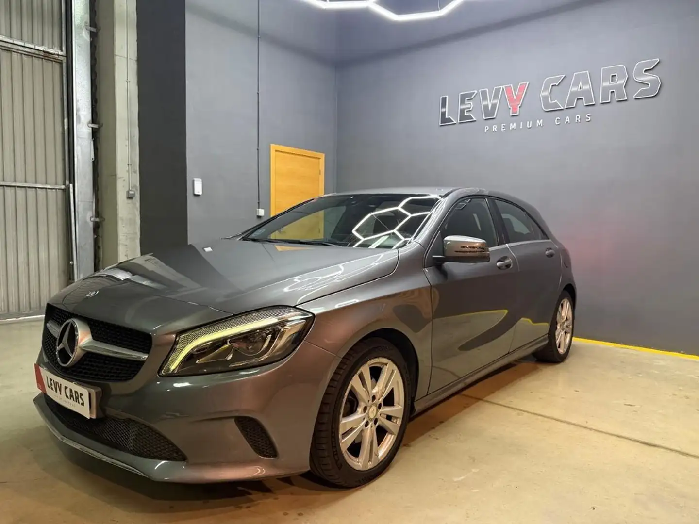 Mercedes-Benz A 200 d Urban Gris - 1