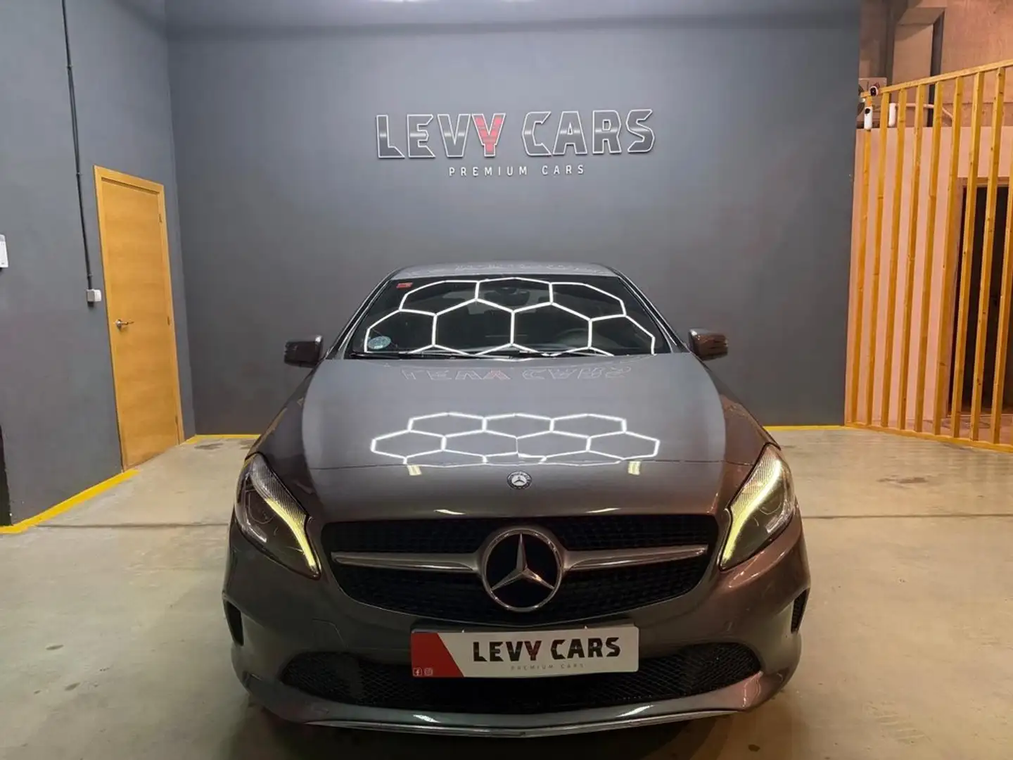 Mercedes-Benz A 200 d Urban Gris - 2