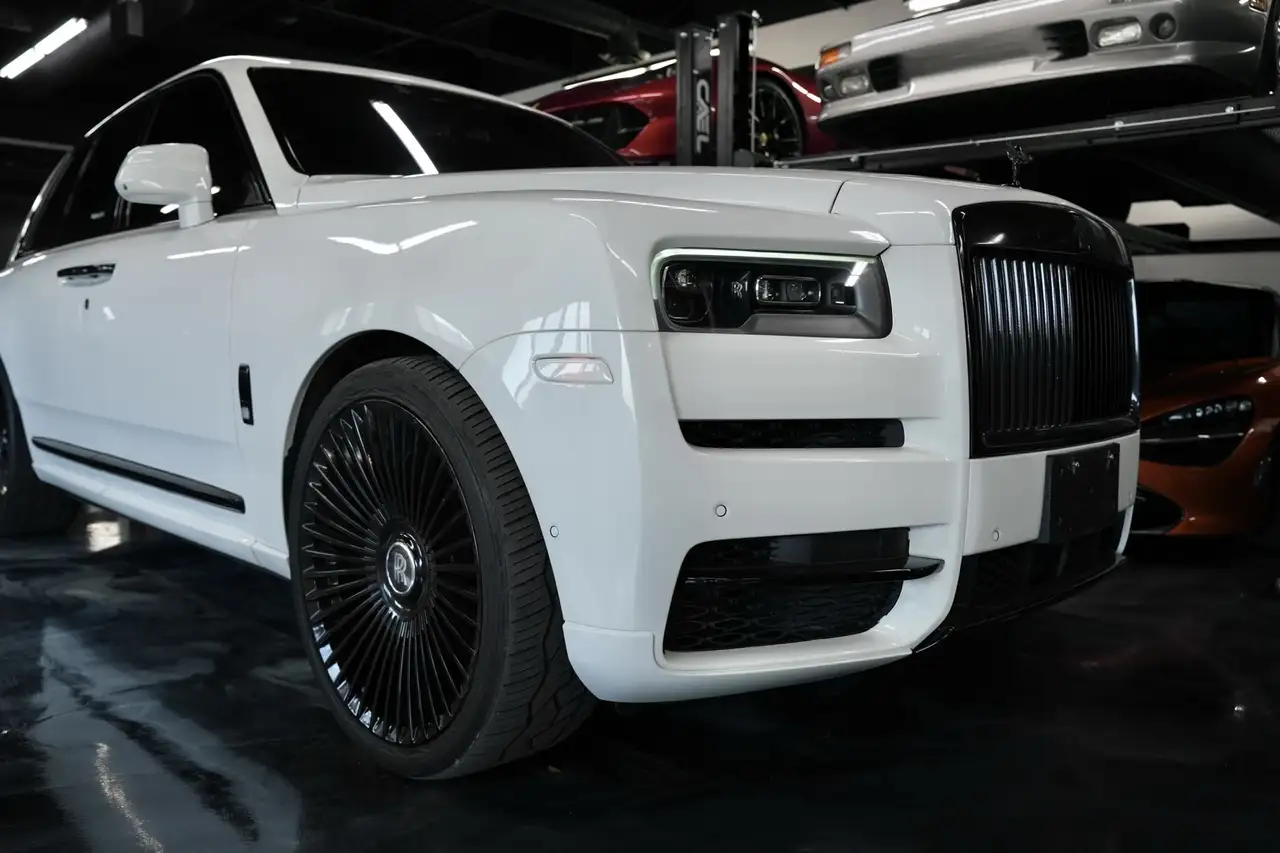 Rolls-Royce Cullinan снимка Rolls-Royce Cullinan