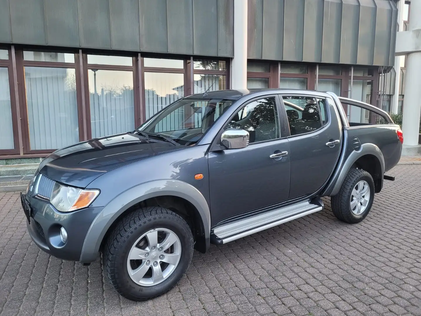 Mitsubishi L200 Intense Doppelkabine 4WD Grau - 2