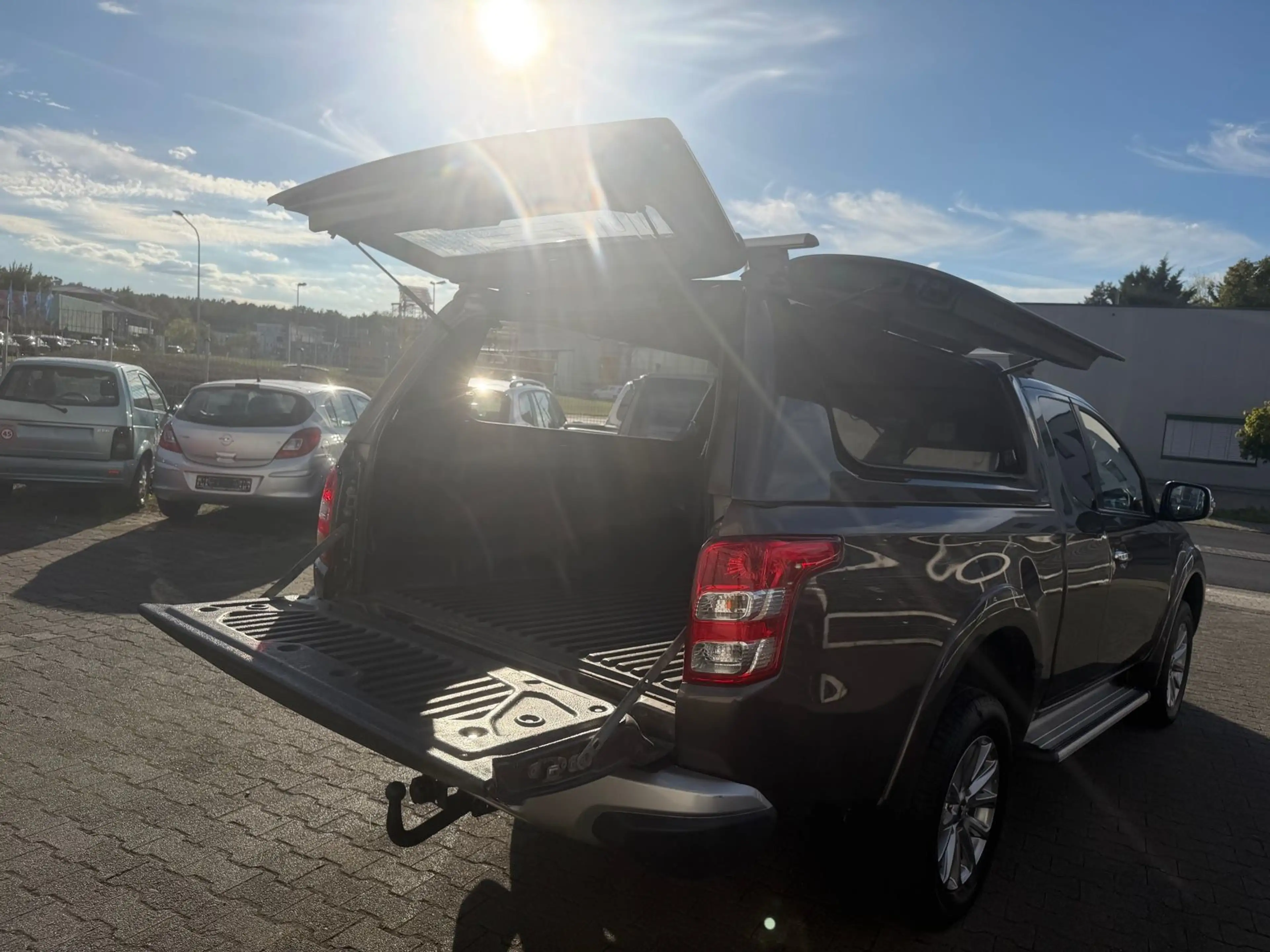 Mitsubishi L200 Plus Club Cab 4WD — photo 9