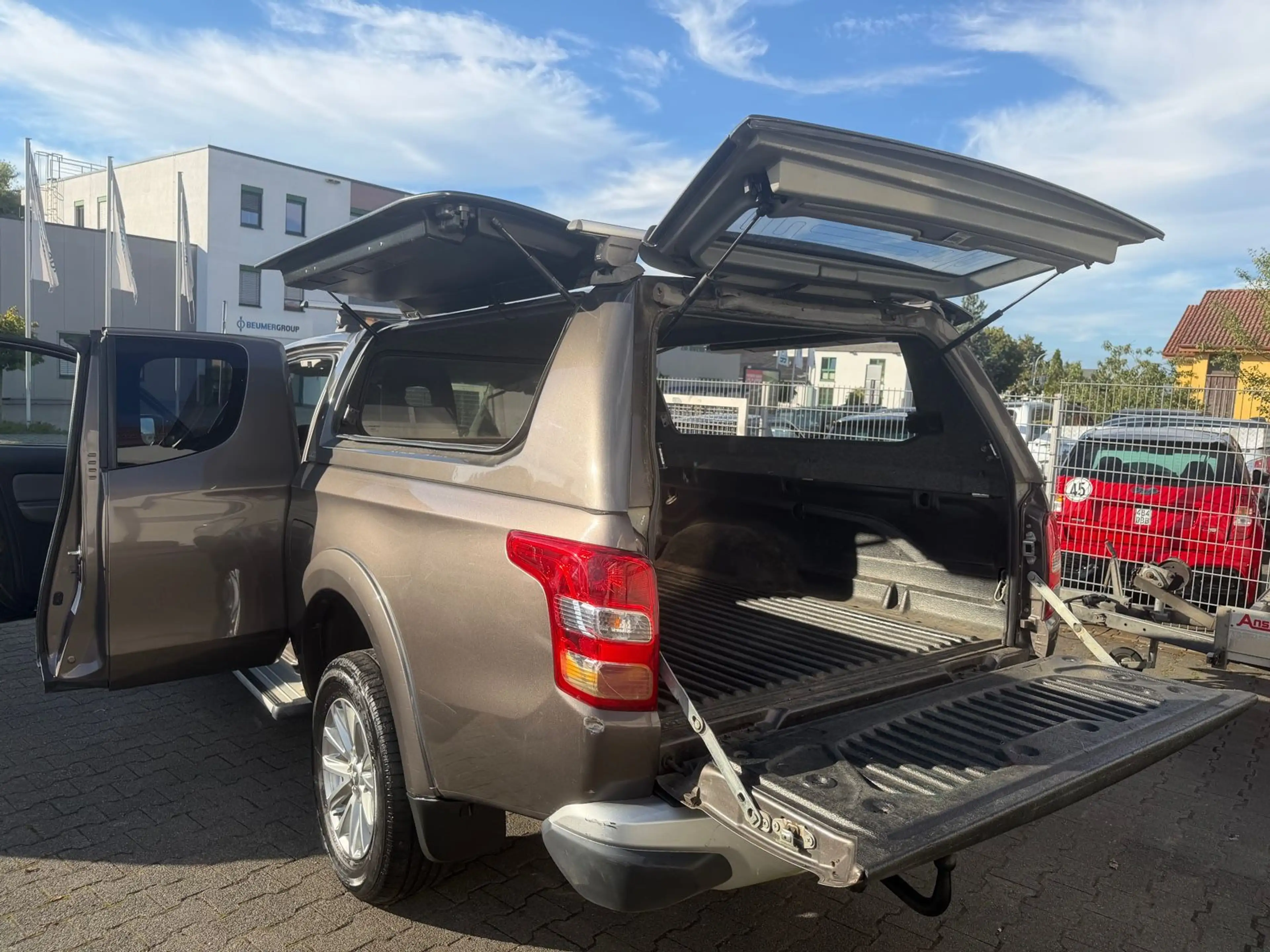 Mitsubishi L200 Plus Club Cab 4WD — photo 10