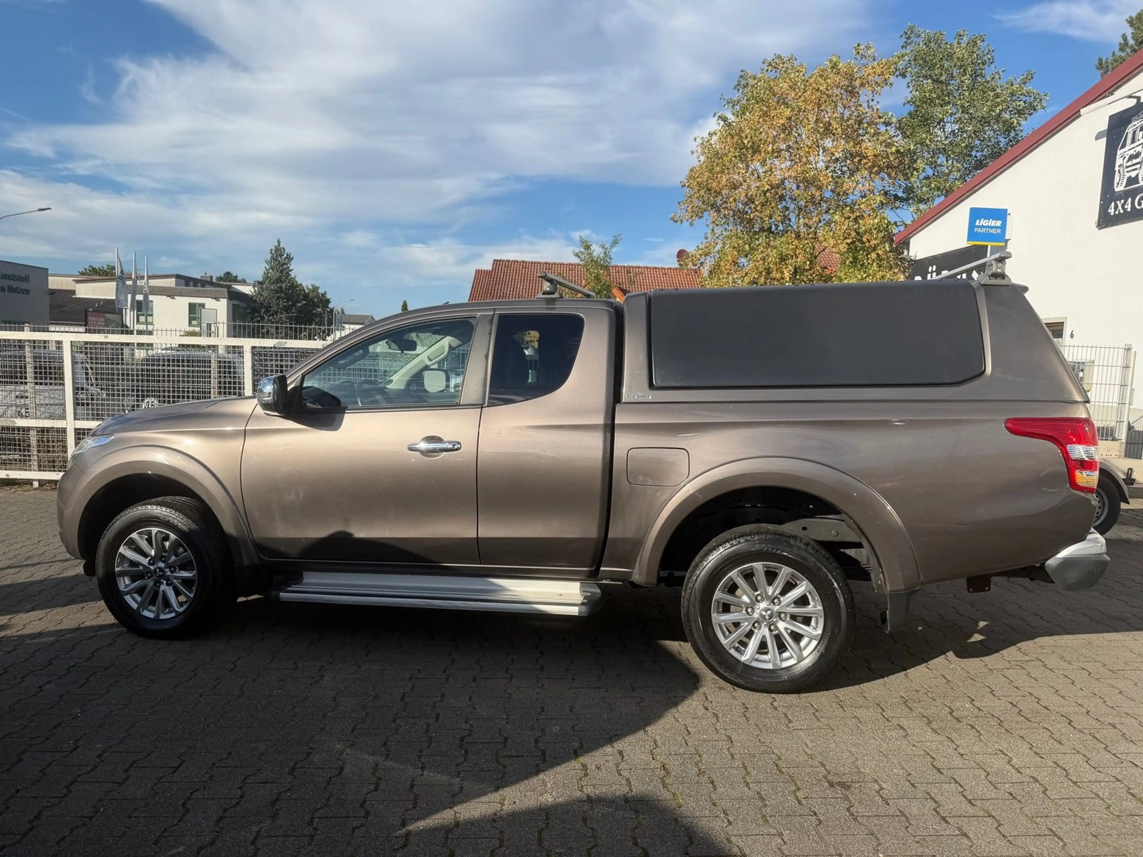 Mitsubishi L200 Plus Club Cab 4WD — photo 2