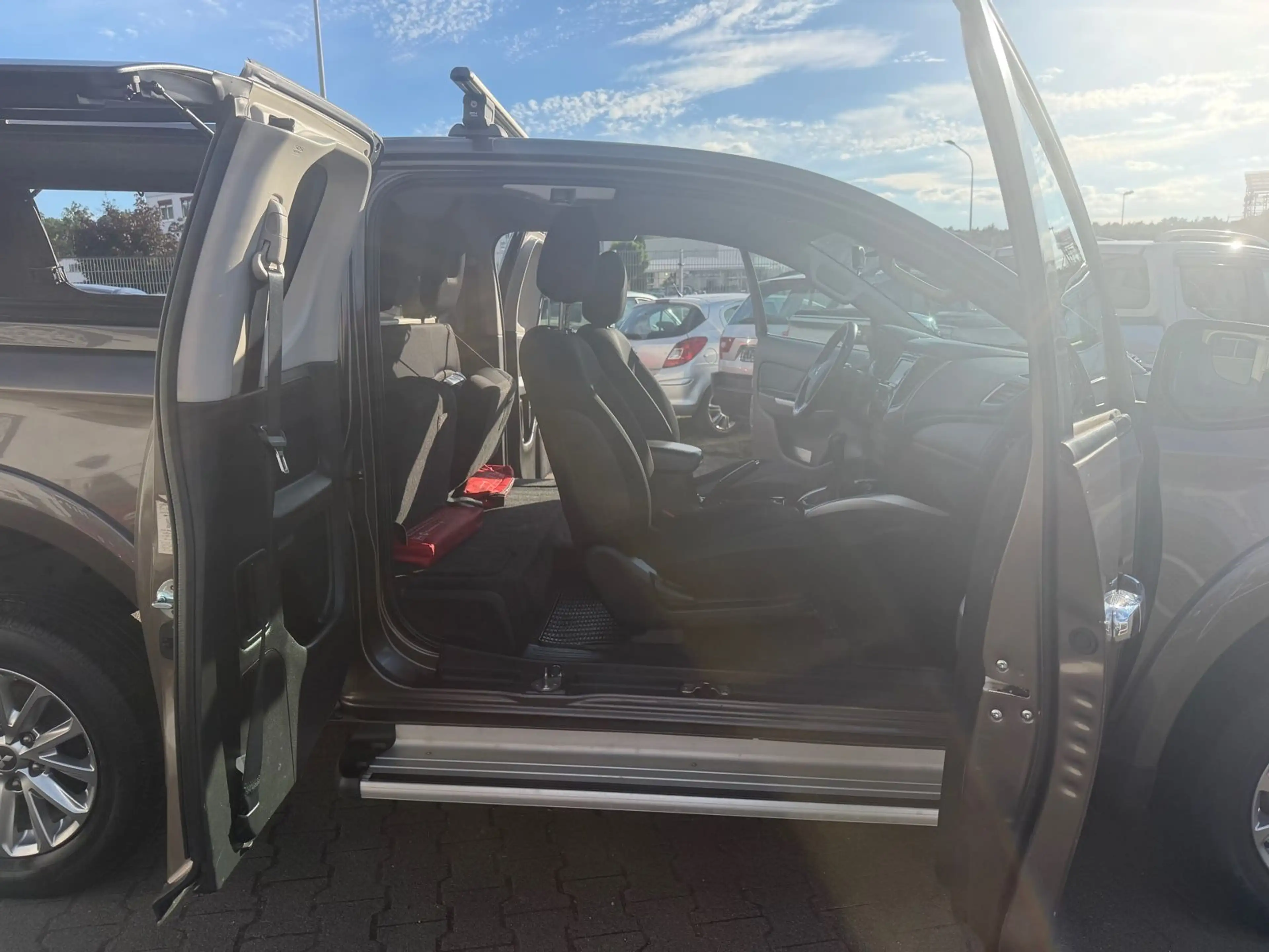Mitsubishi L200 Plus Club Cab 4WD — photo 11