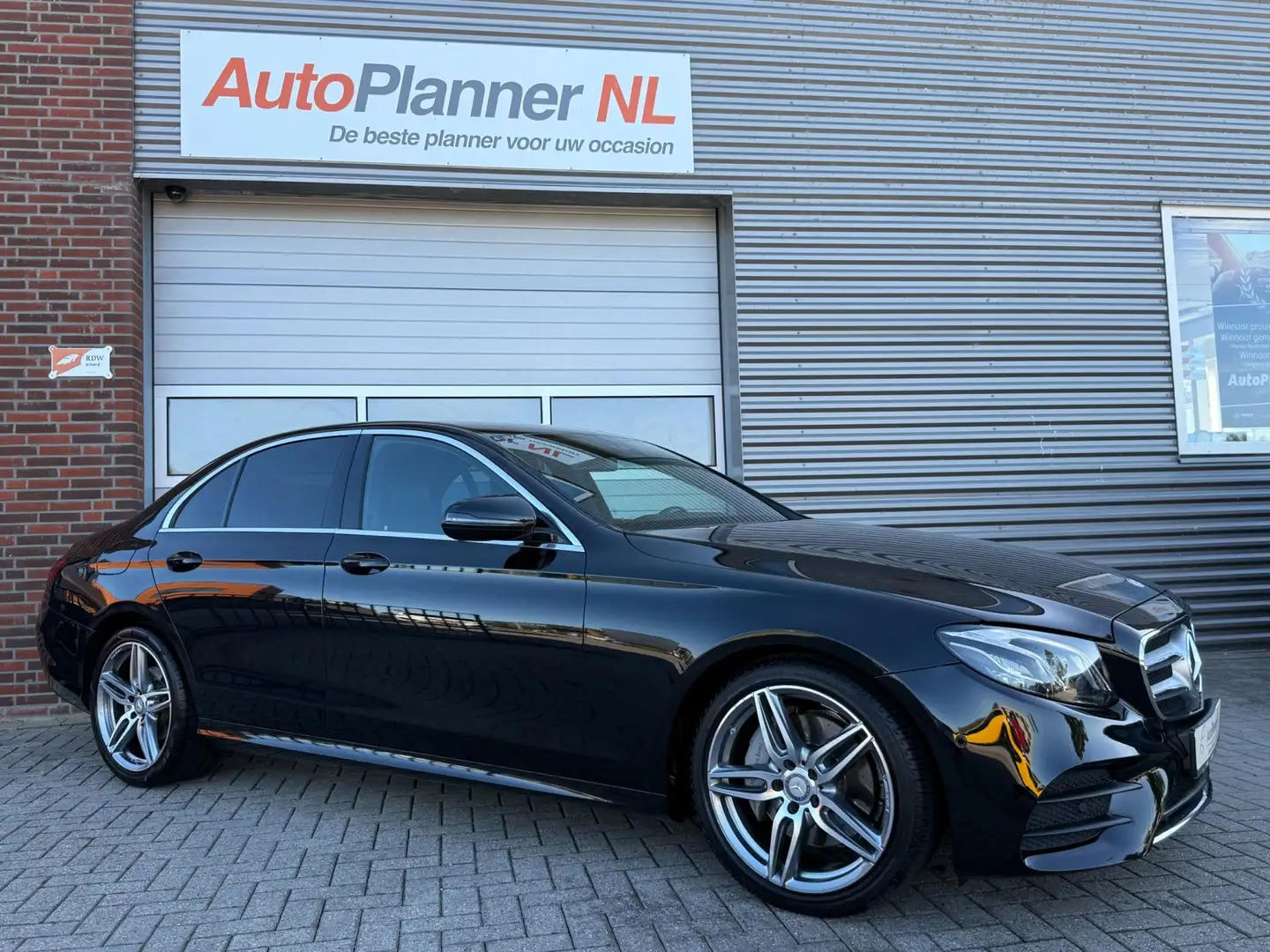 Mercedes-Benz E 250 AMG Line! Camera! Navi! Cruise! Zwart - 2