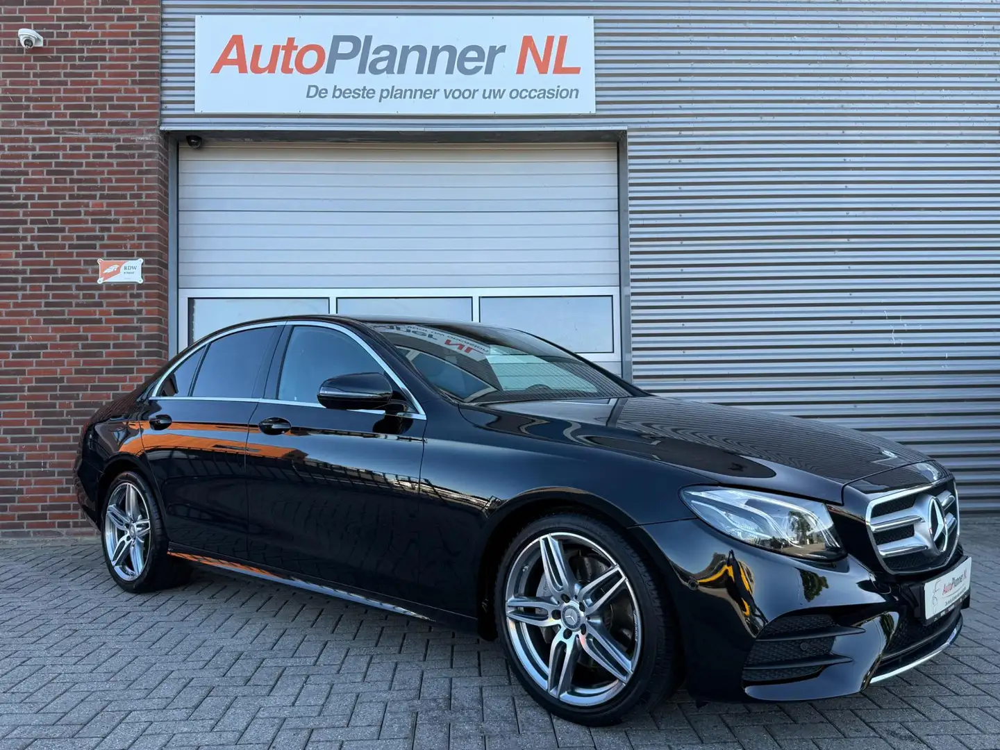 Mercedes-Benz E 250 AMG Line! Camera! Navi! Cruise! Zwart - 1