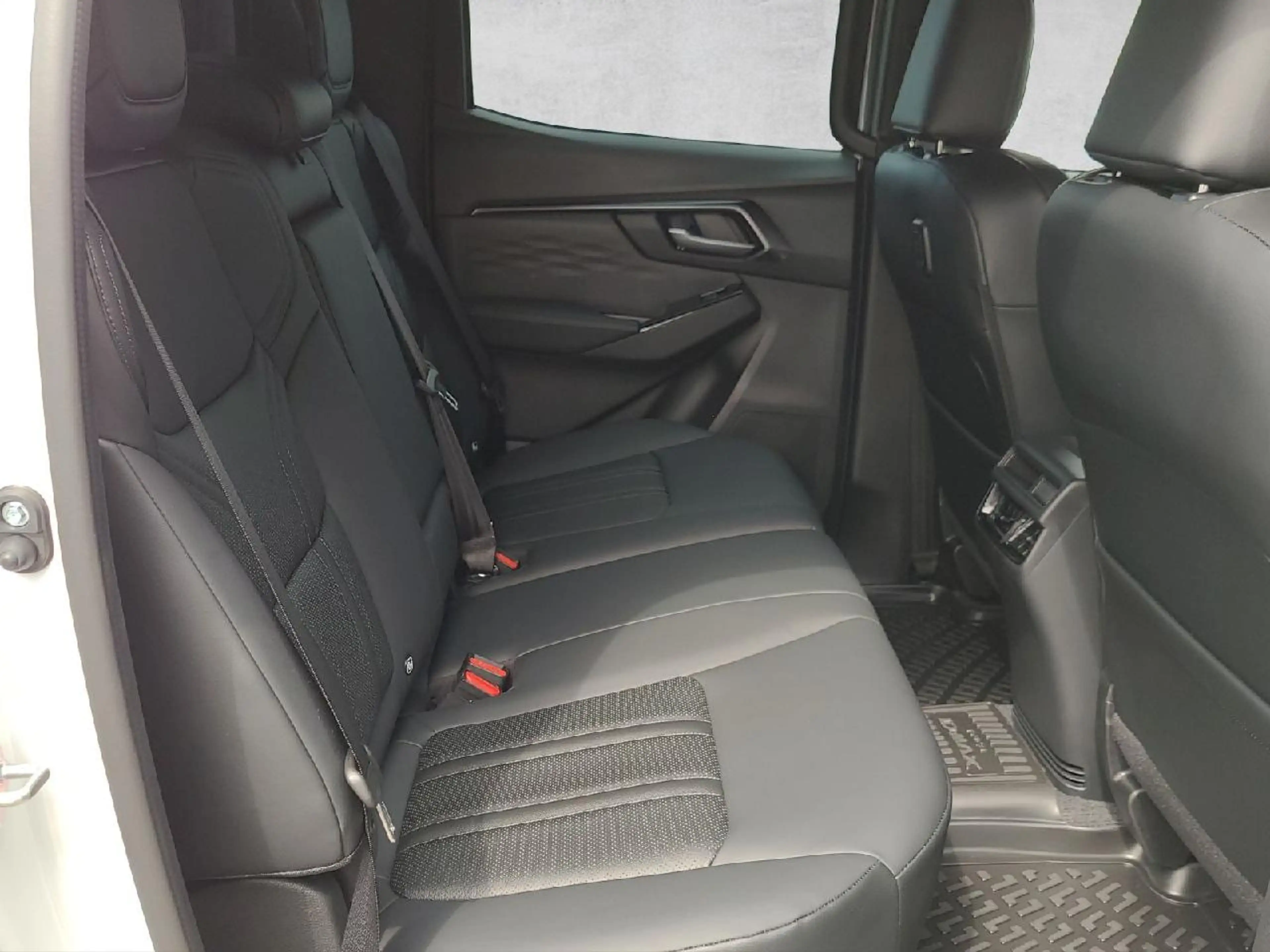 Isuzu D-Max Double Cab 4WD V-CROSS 2.2 120KW/160PS 8AT HARDTOP — photo 13