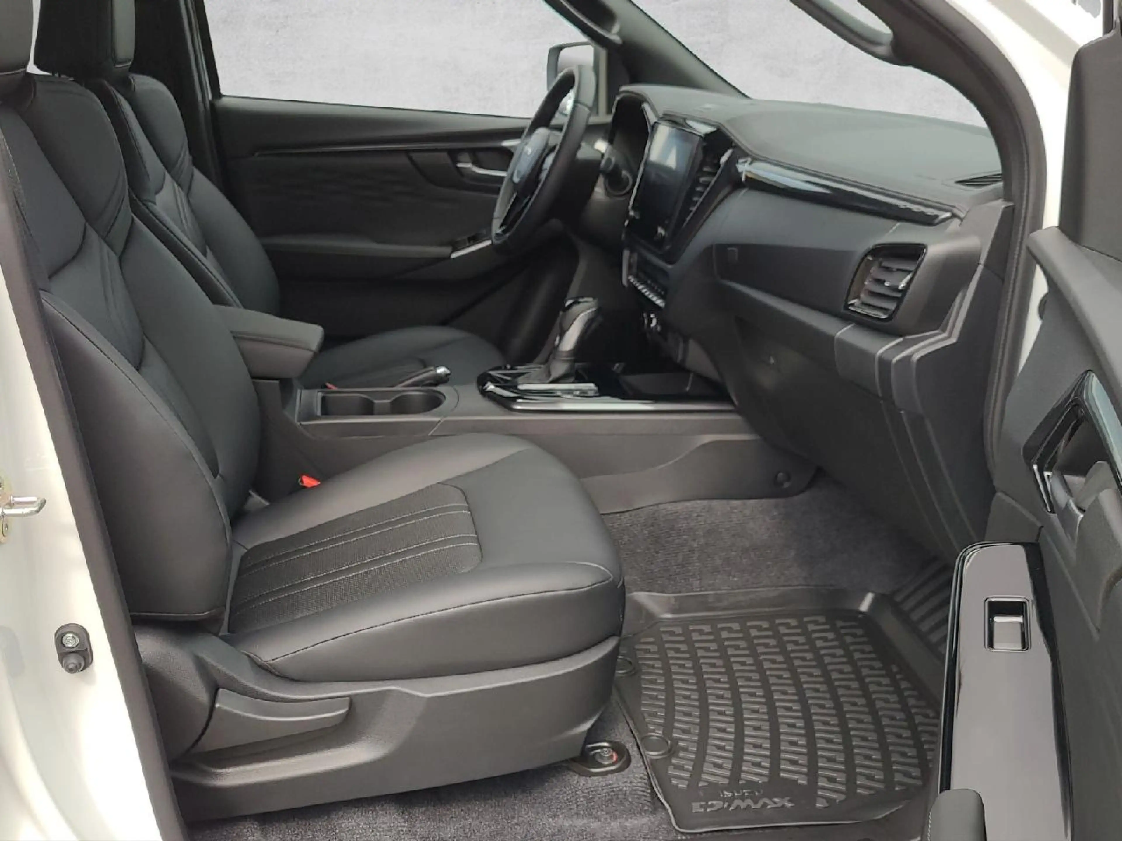 Isuzu D-Max Double Cab 4WD V-CROSS 2.2 120KW/160PS 8AT HARDTOP — photo 10