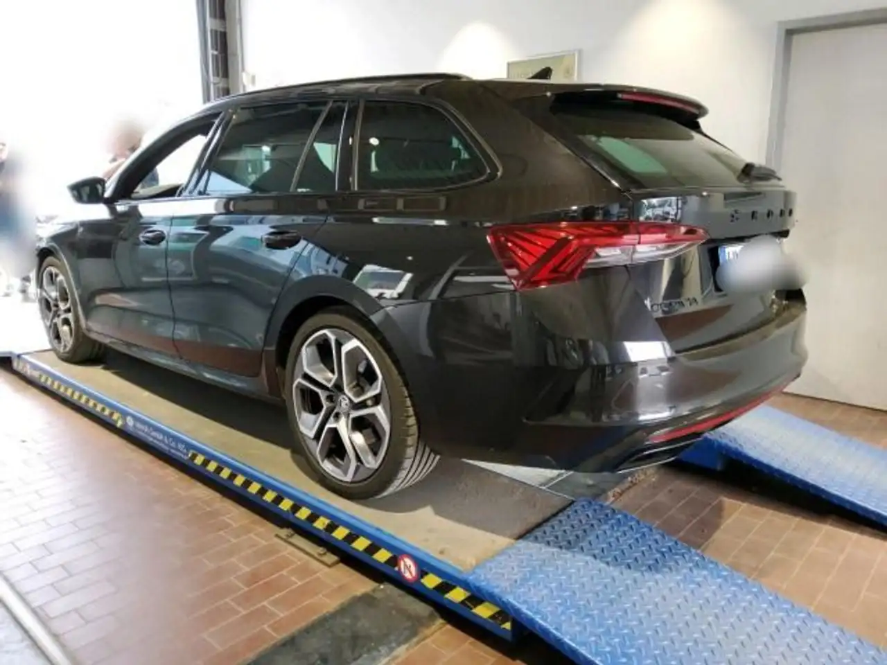 Skoda Octavia Combi RS Edition 2.0 TSI Matrix/Pano/DCC, миниатюра 3