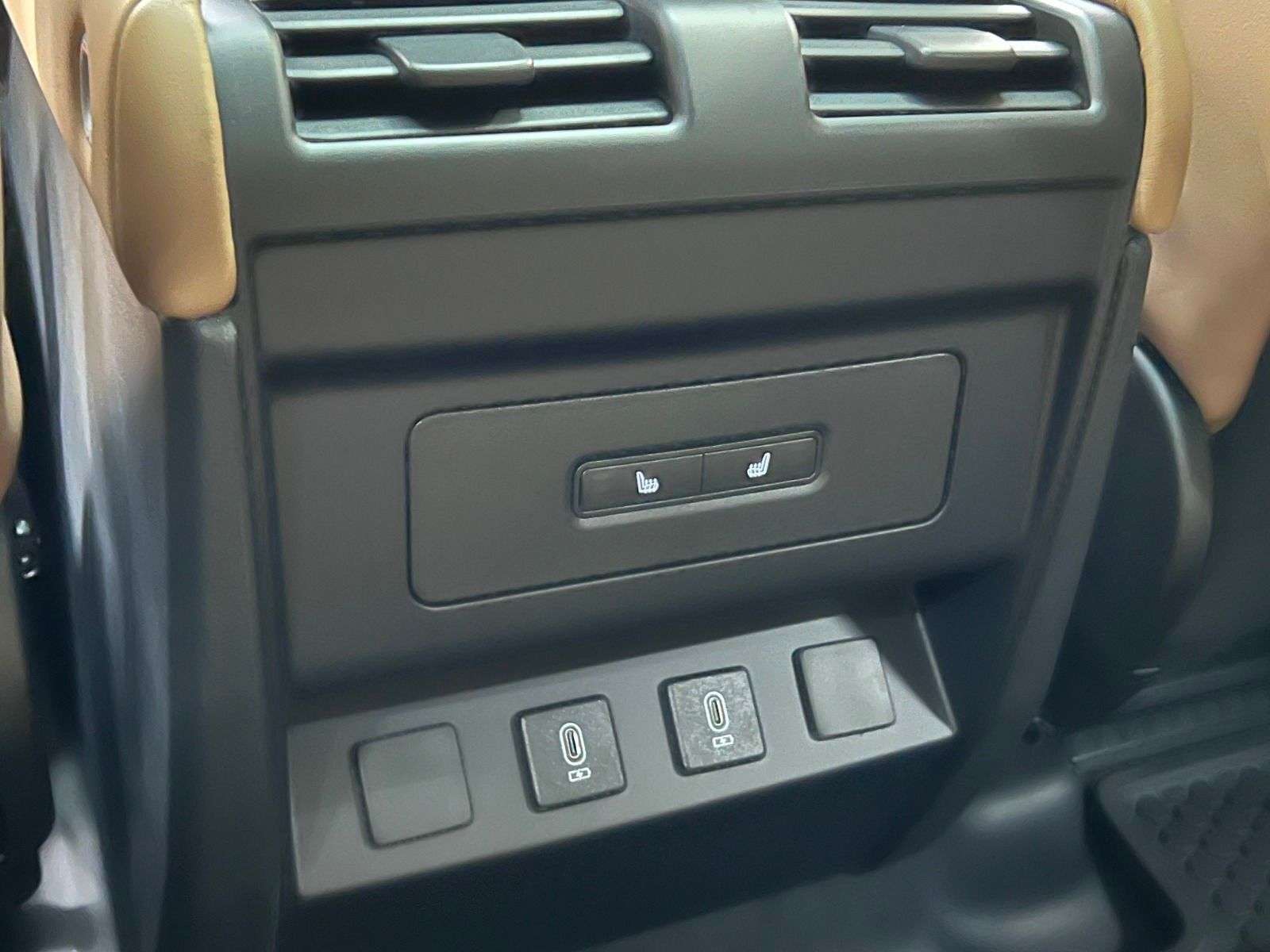 2026 Land Rover Defender X-Dynamic SE thumb 32