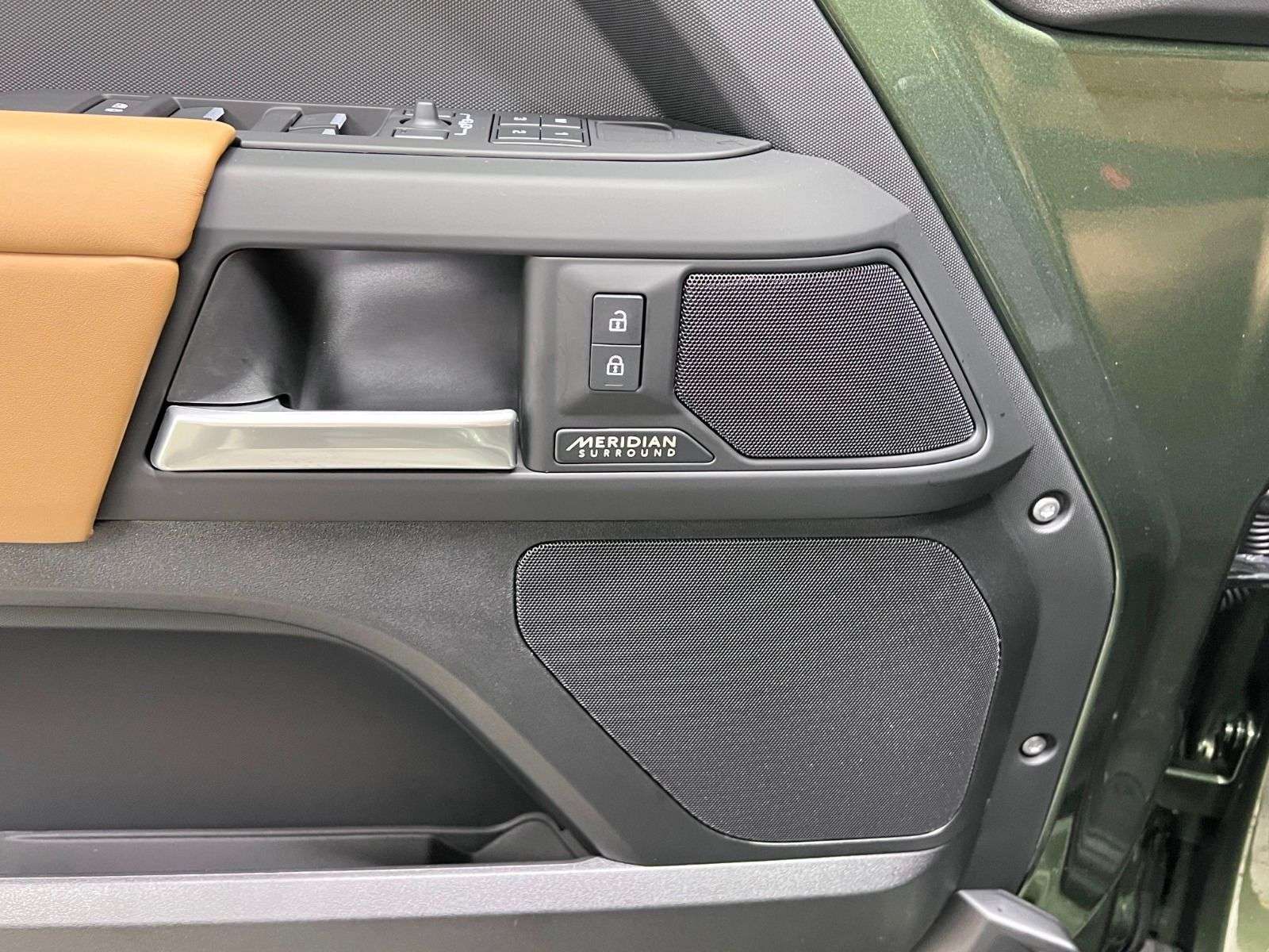2026 Land Rover Defender X-Dynamic SE thumb 26