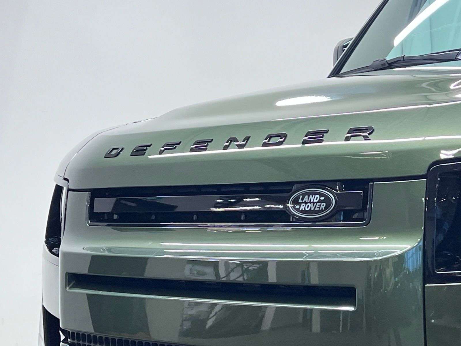 2026 Land Rover Defender X-Dynamic SE alt 3