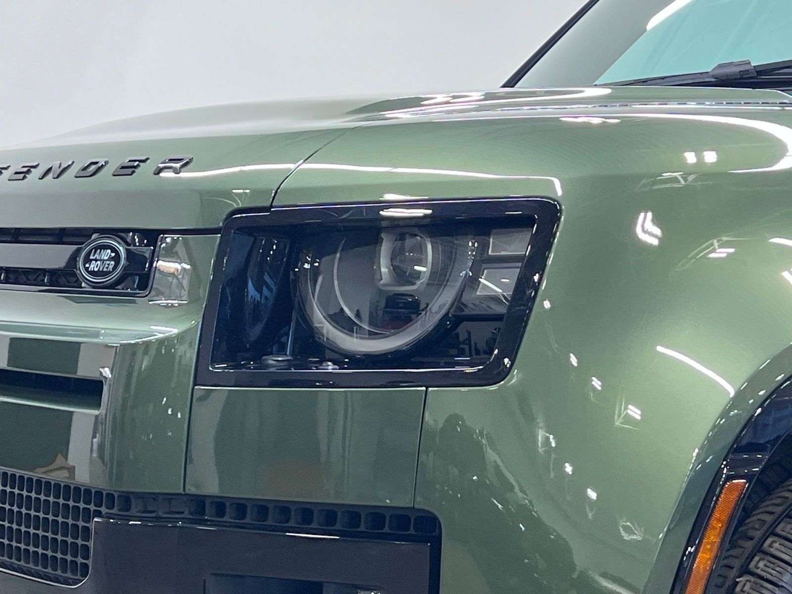 2026 Land Rover Defender X-Dynamic SE alt 4