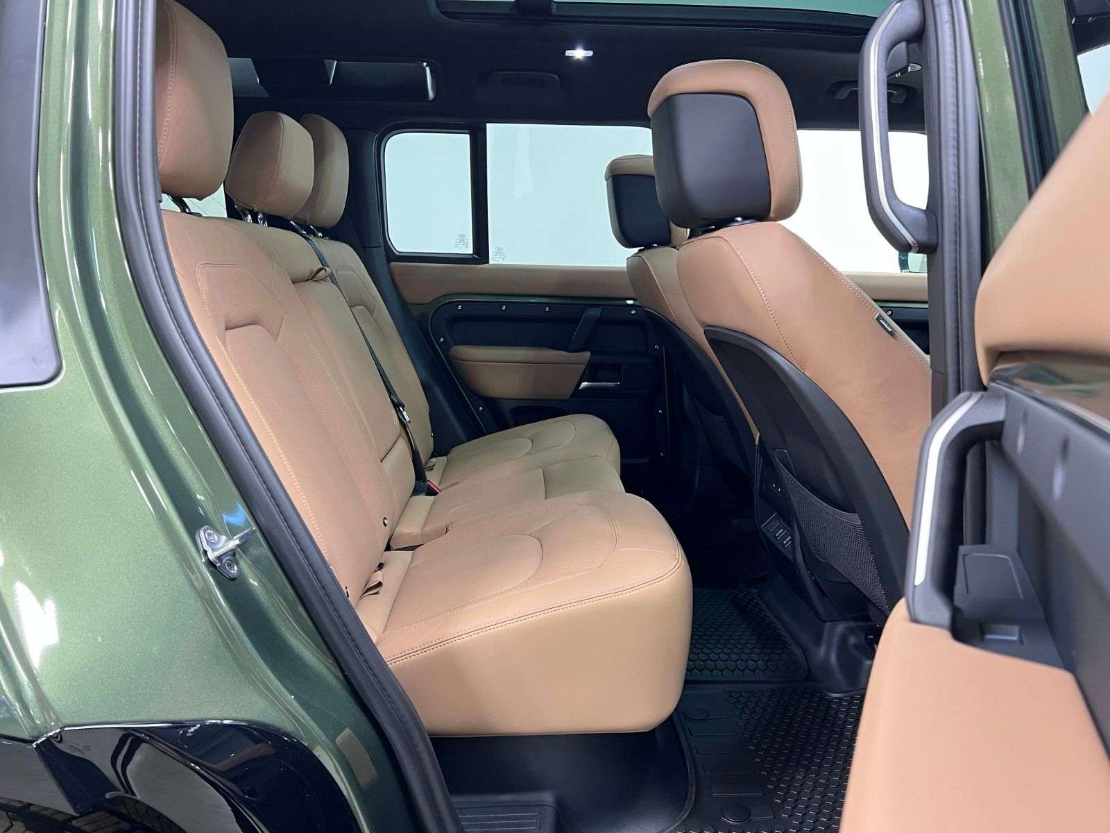 2026 Land Rover Defender X-Dynamic SE thumb 31