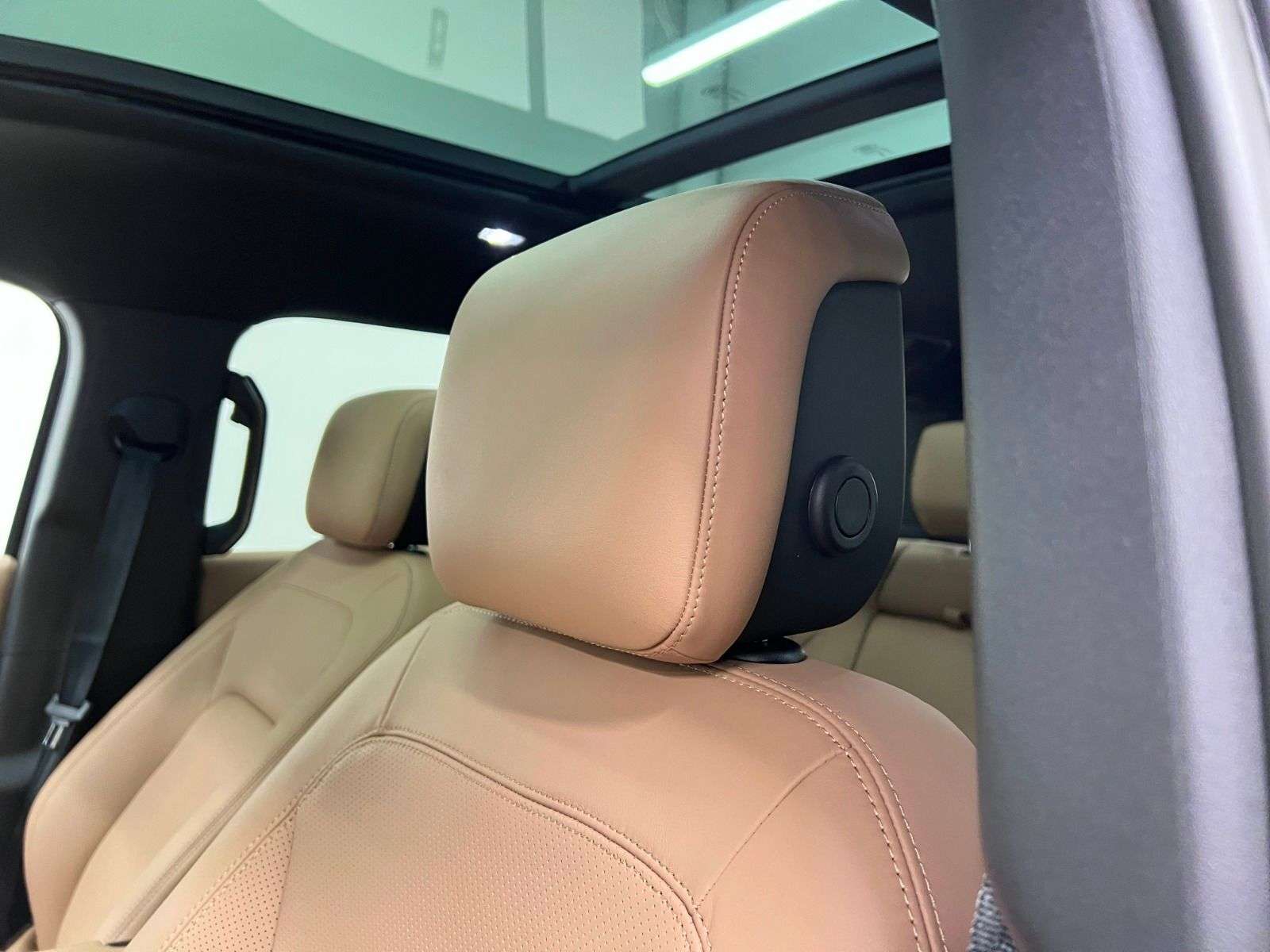2026 Land Rover Defender X-Dynamic SE thumb 29